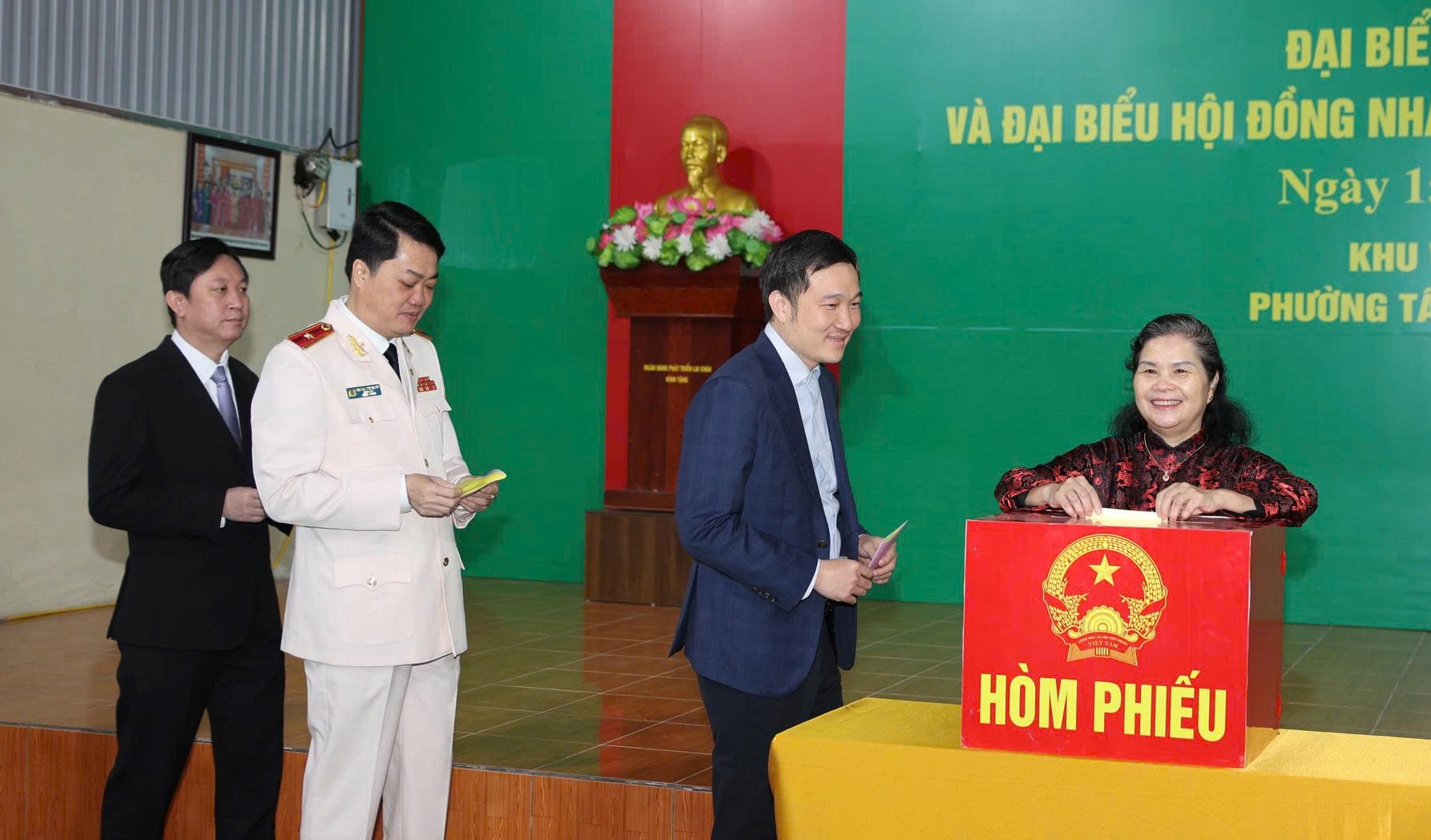 Chủ tịch HĐND, Trưởng Đoàn Đại biểu Quốc hội tỉnh Lai Châu Giàng Páo Mỷ bỏ phiếu bầu