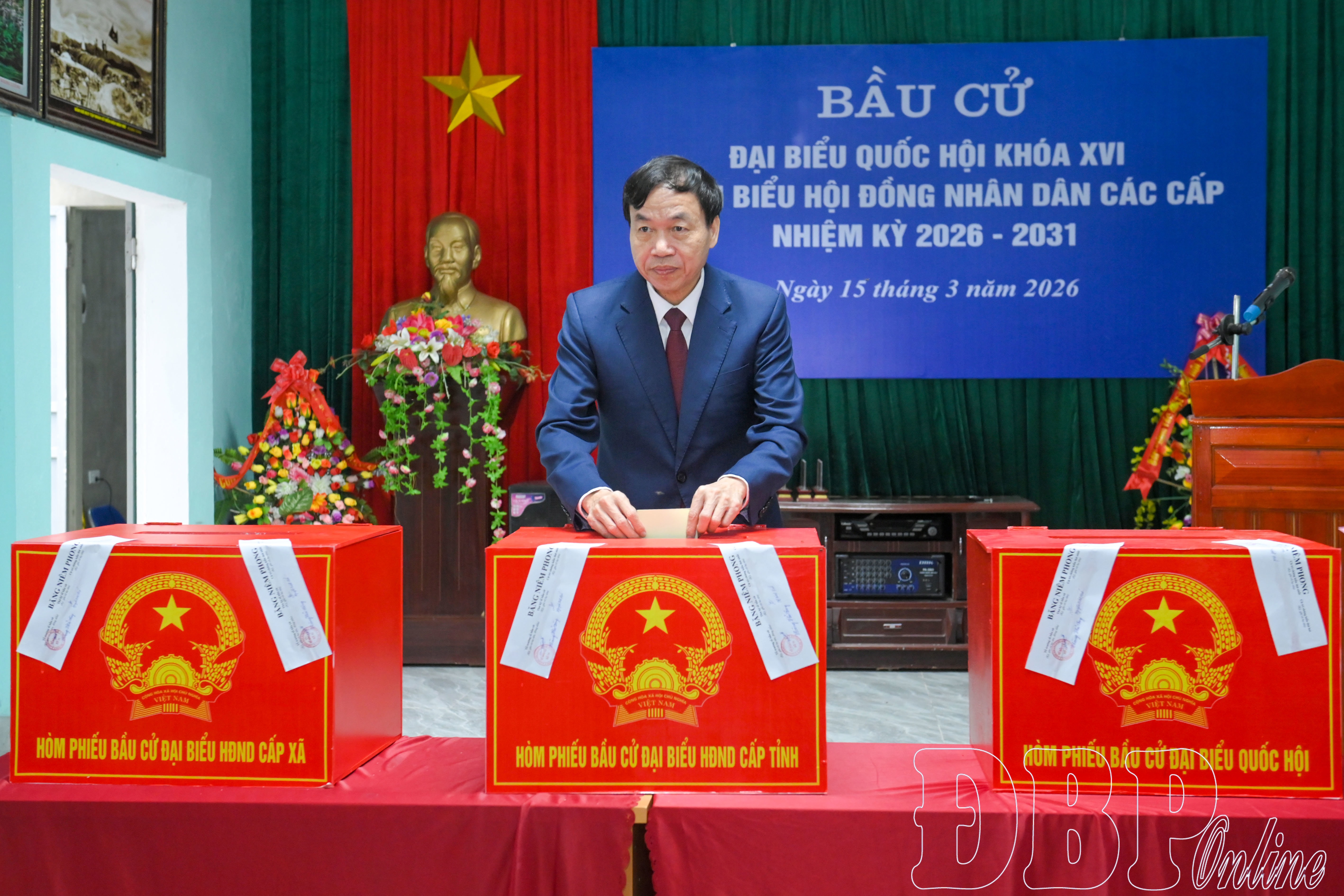 Chủ tịch UBND tỉnh Lê Văn Lương thực hiện quyền bầu cử tại khu vực bỏ phiếu cùng cử tri địa phương