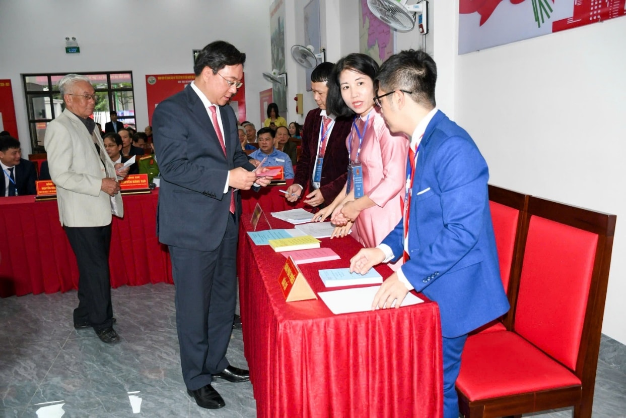 Le président du Comité populaire provincial, Tran Duy Dong, achève la procédure de réception du bon.
