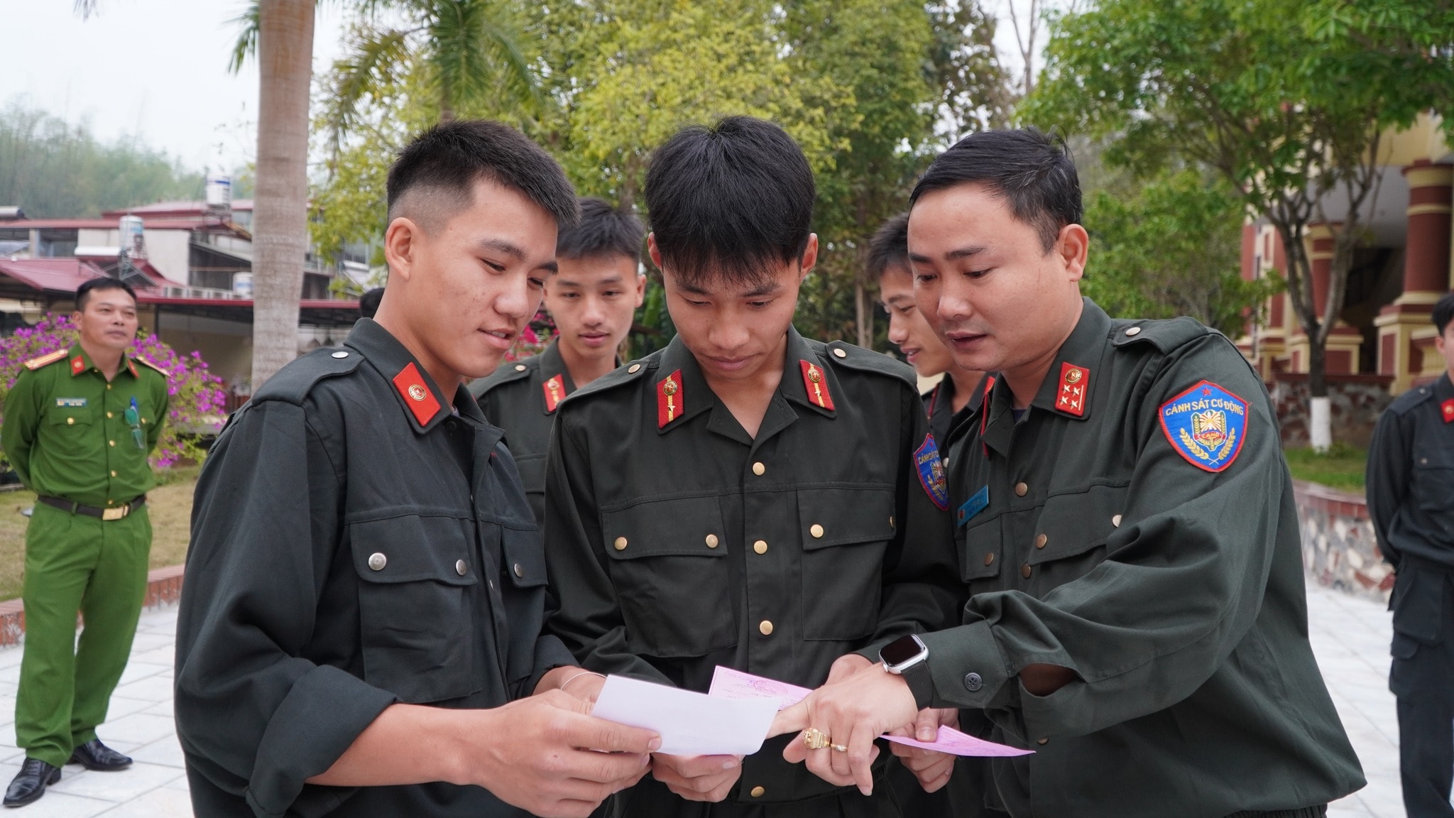 Cán bộ, chiến sĩ Công an tỉnh Điện Biên tham gia bầu cử sớm sau khi hoàn thành việc bỏ phiếu nhanh chóng trở về đơn vị, triển khai thực hiện nhiệm vụ, sẵn sàng bảo đảm an ninh trật tự phục vụ cuộc bầu cử