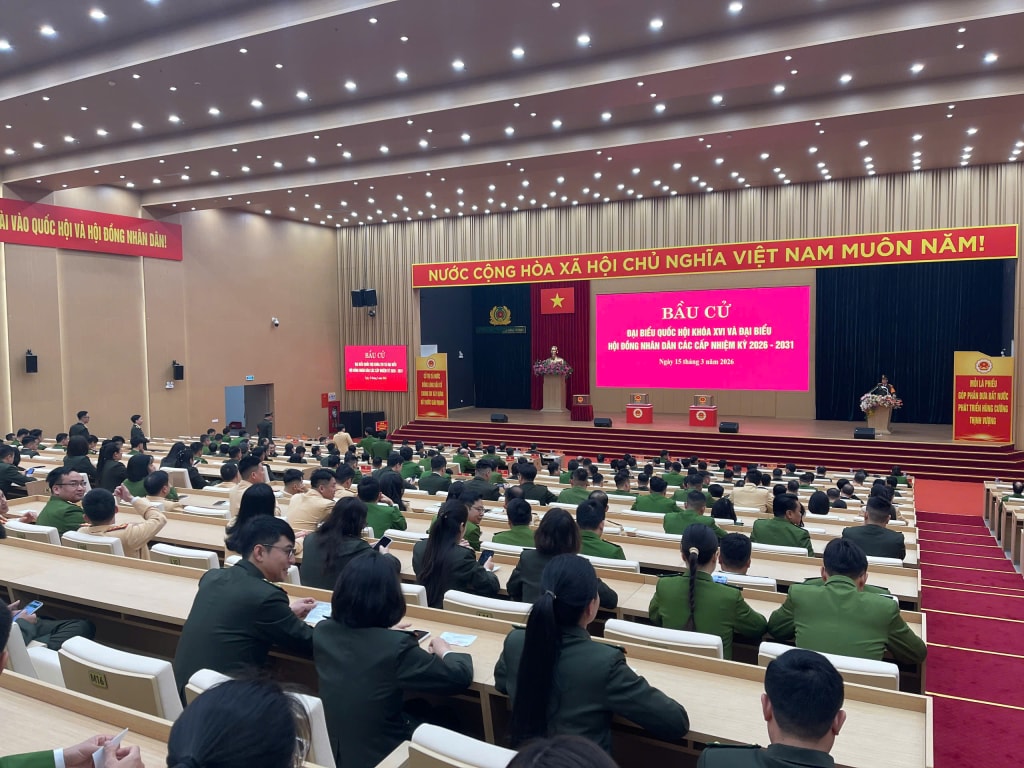 Đúng 6h sáng n, 1.278 cử tri là cán bộ, chiến sĩ đang công tác tại các đơn vị nghiệp vụ thuộc Công an tỉnh Quảng Ninh đã tham gia bỏ phiếu bầu đại biểu Quốc hội khóa XVI và đại biểu HĐND tỉnh nhiệm kỳ 2026-2031 tại khu vực bỏ phiếu số 24, phường Hạ Long, đặt tại Trụ sở I Công an tỉnh Quảng Ninh.