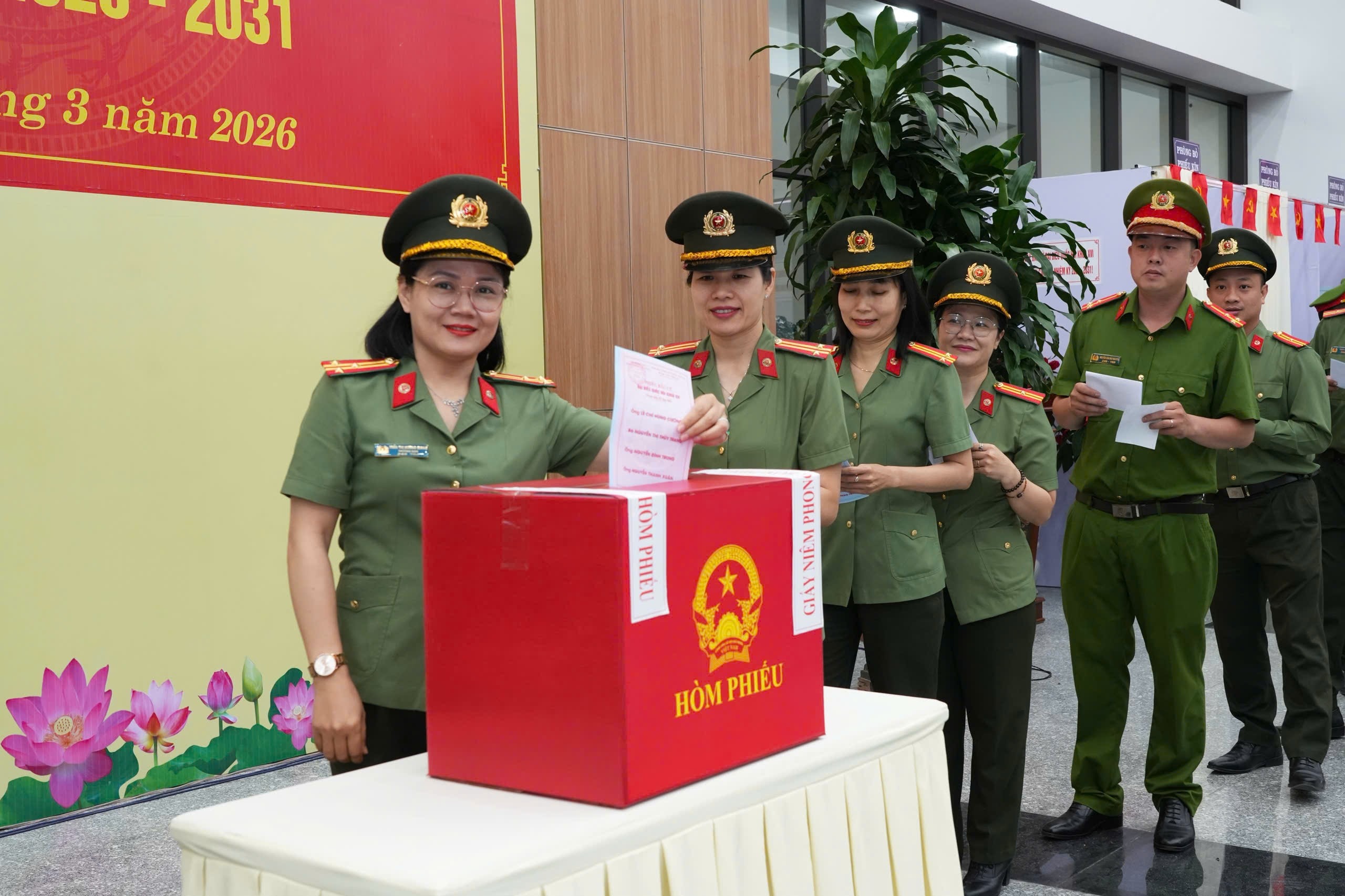 cán bộ, chiến sĩ Công an thành phố Huế đã có mặt tham gia bỏ phiếu thực hiện quyền và nghĩa vụ công dân của mình.