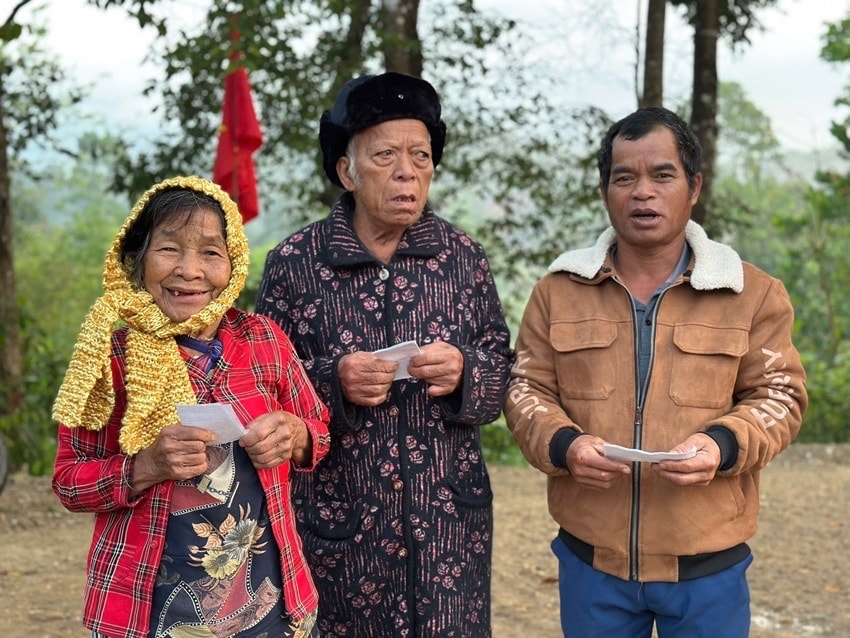 Từ tờ mờ sáng, các cử tri ở A Lưới đã vượt đèo, lội suối để đi bầu cử
