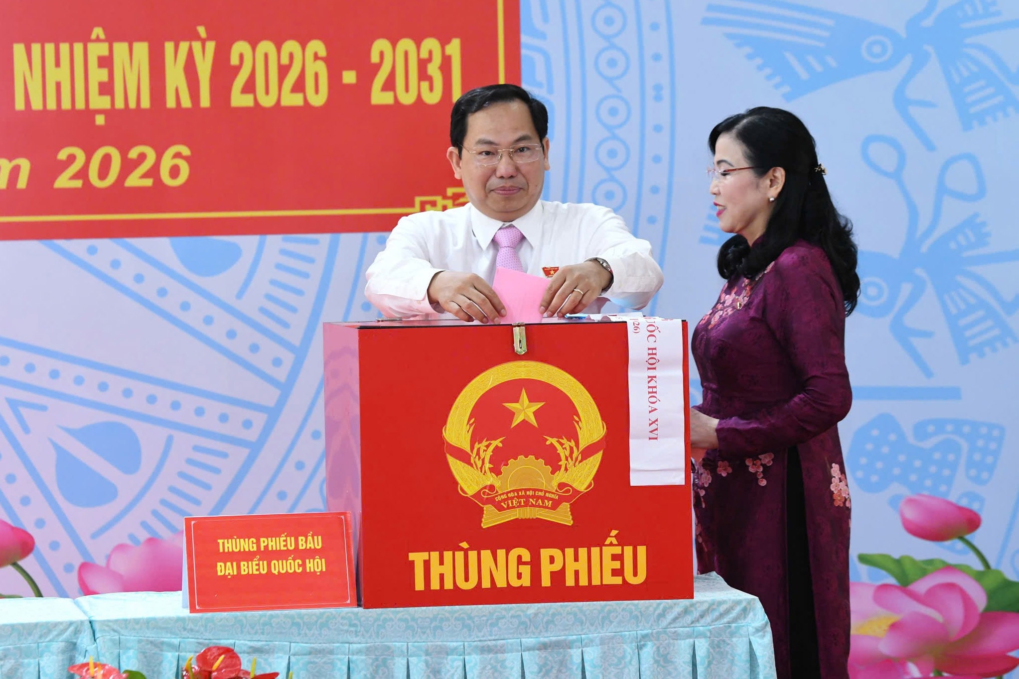 Tổng Thư ký Quốc hội, Chủ nhiệm Văn phòng Quốc hội Lê Quang Mạnh - Chánh Văn phòng Hội đồng Bầu cử quốc gia thực hiện quyền bầu cử tại Khu vực bỏ phiếu số 14, xã Hóc Môn, TP. Hồ Chí Minh. Ảnh Lâm Hiển
