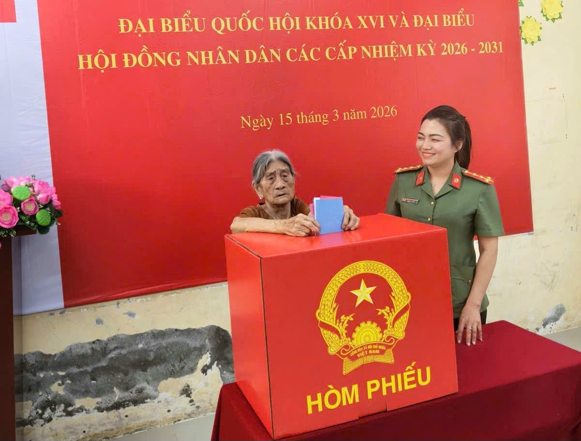 cụ bà 100 tuổi