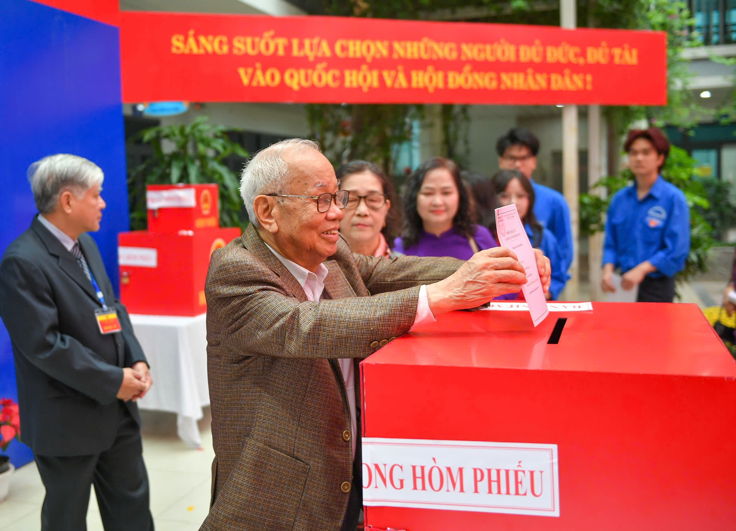 cử tri bỏ phiếu