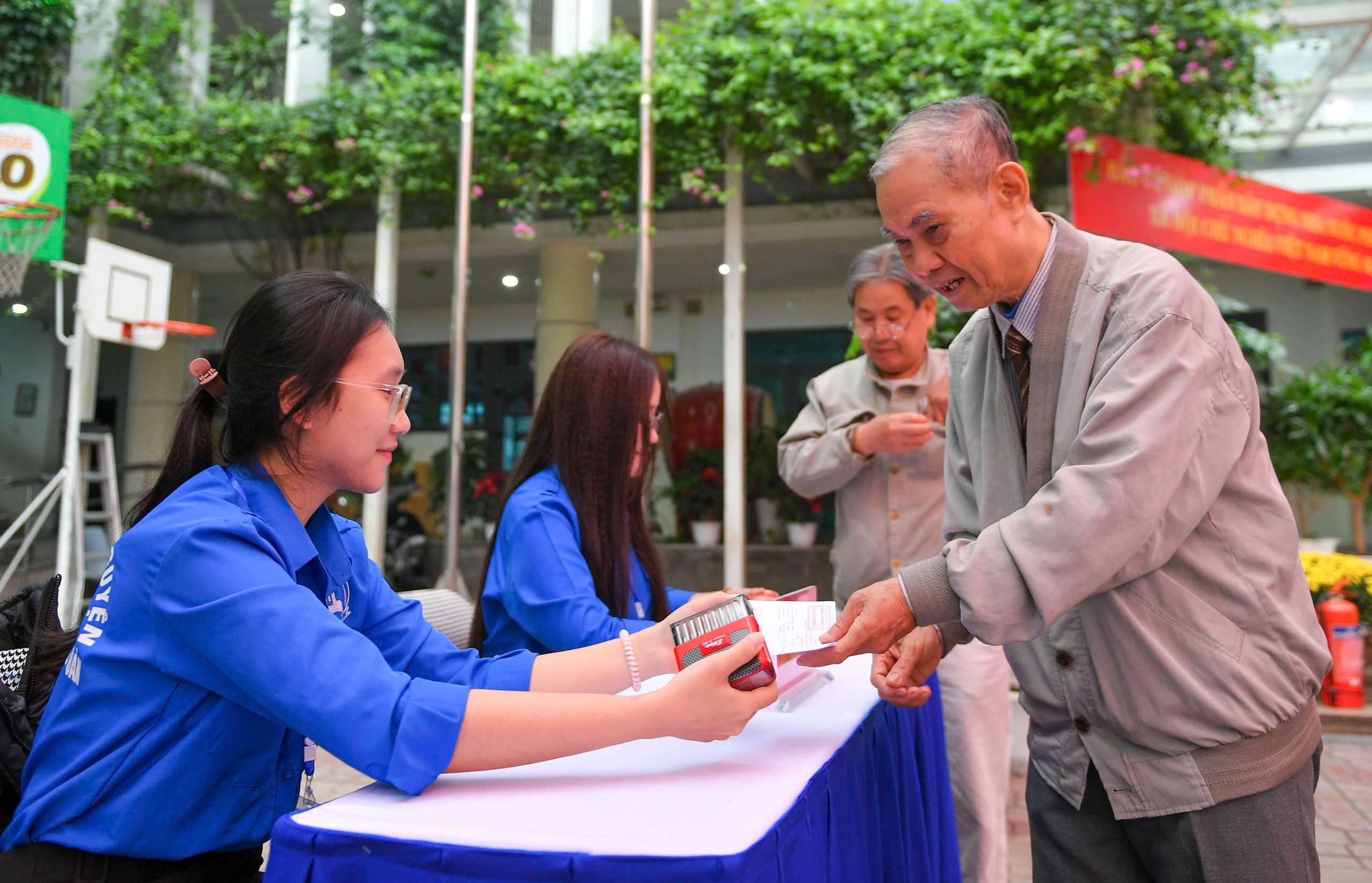 cử tri cao tuổi hoàn thành bỏ phiếu