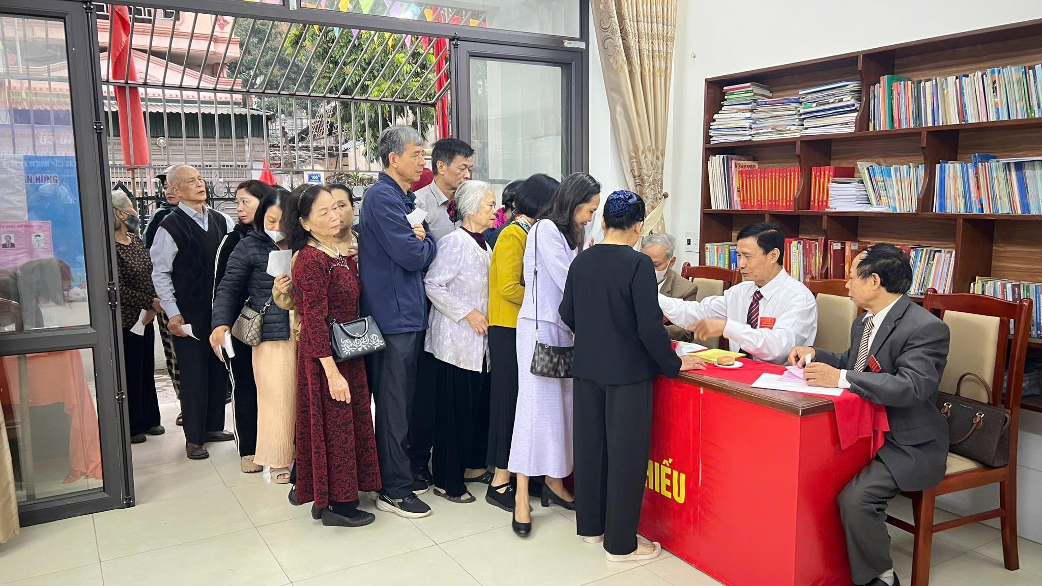 Cử tri phường Tân Hưng xếp hàng lấy phiếu bầu thực hiện quyền công dân trong ngày bầu cử. Ảnh Nguyễn Hạnh