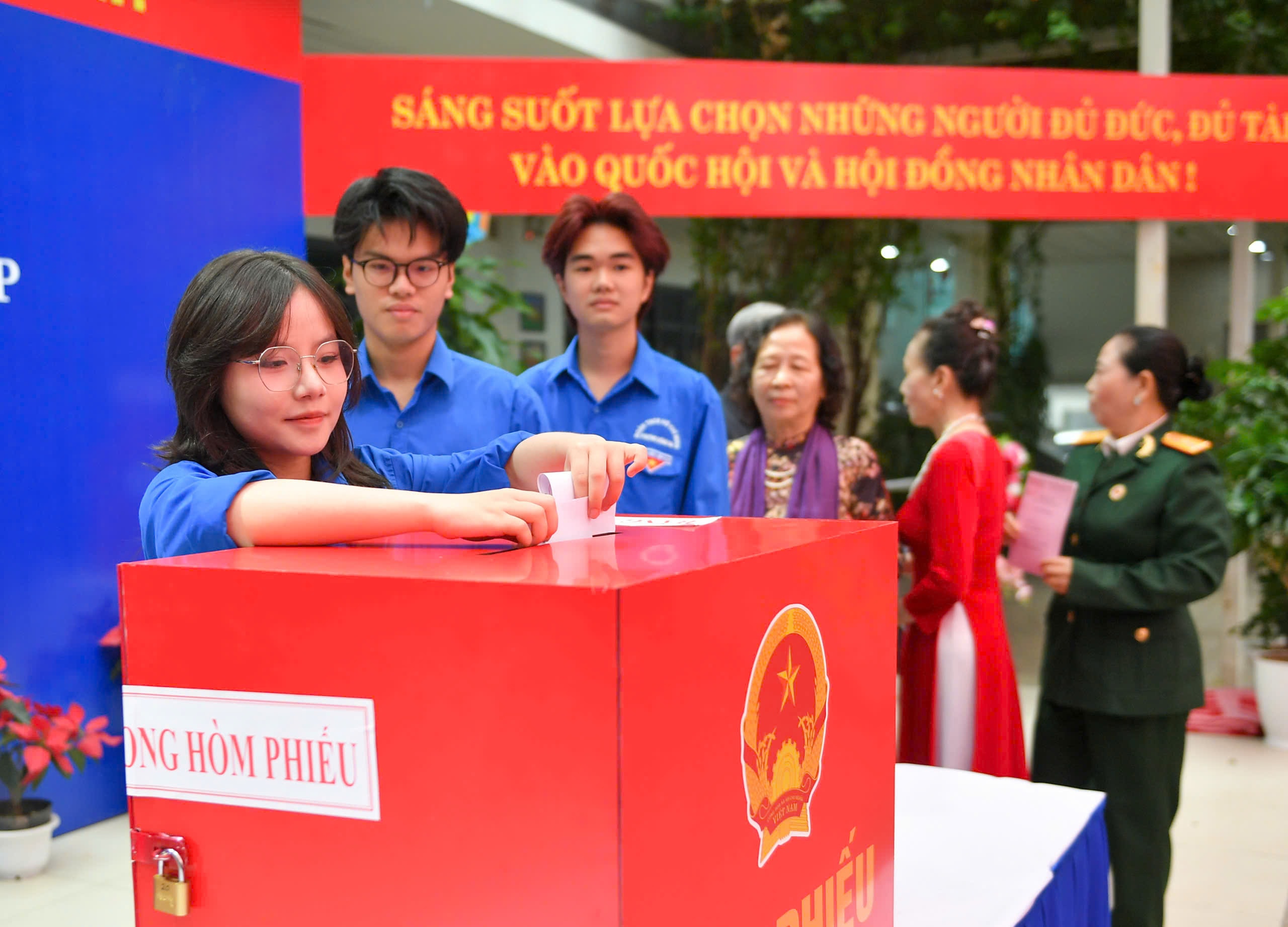 Cử tri trẻ hồ hởi thực hiện trách nhiệm công dân tại điểm bầu cử số 20, phường Đống Đa. Ảnh: Thanh Hải