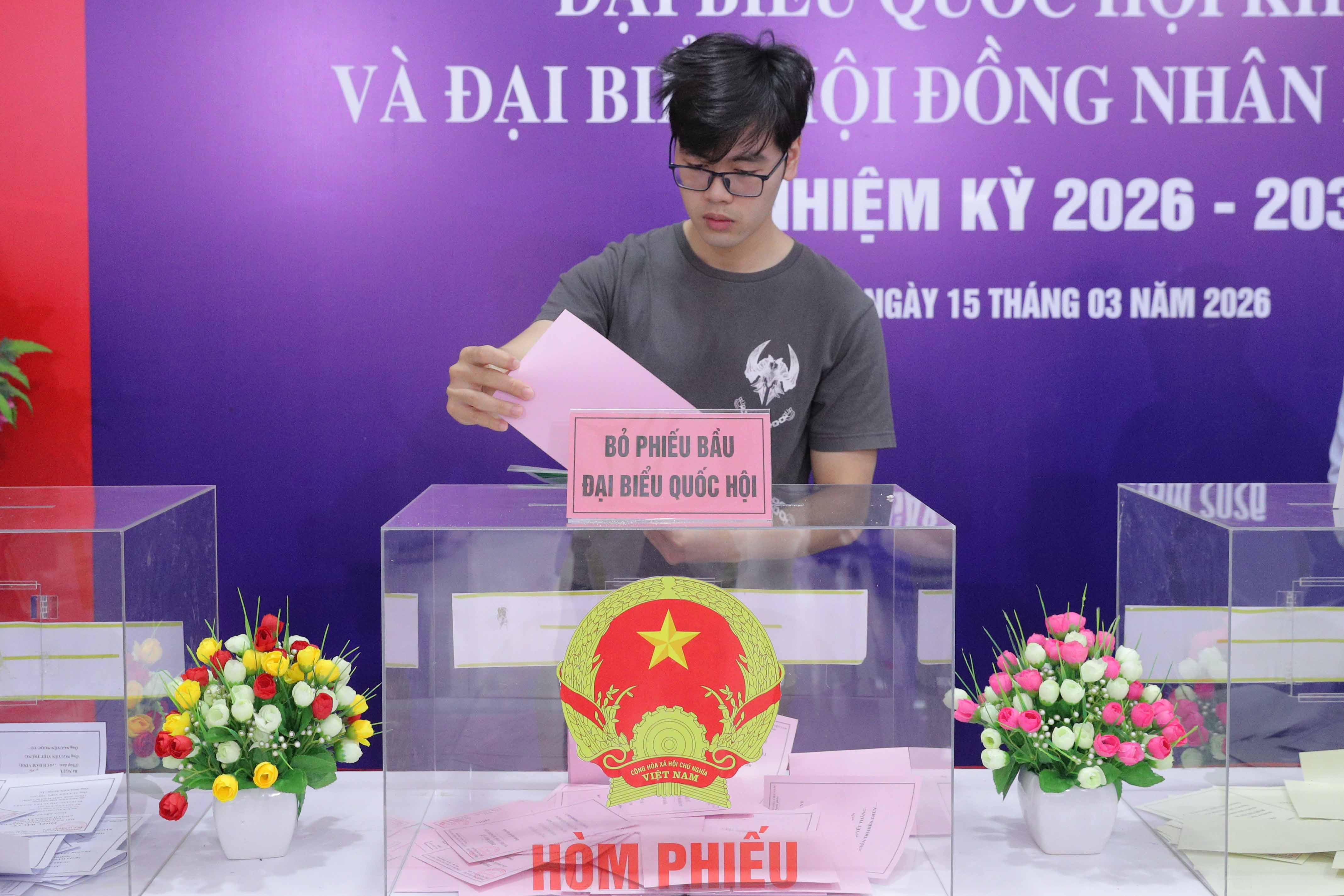 Cử tri trẻ tuổi bỏ phiếu
