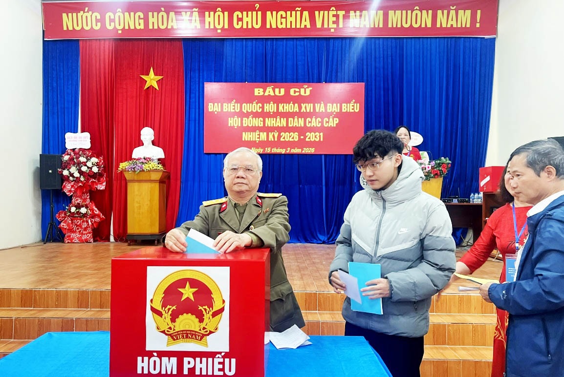 Cựu chiến binh Ngô Mạnh Vượng là một trong những cử tri cao tuổi tại khu vực bỏ phiếu số 1, phường Tân Hòa đã có 10 lần tham gia bầu cử