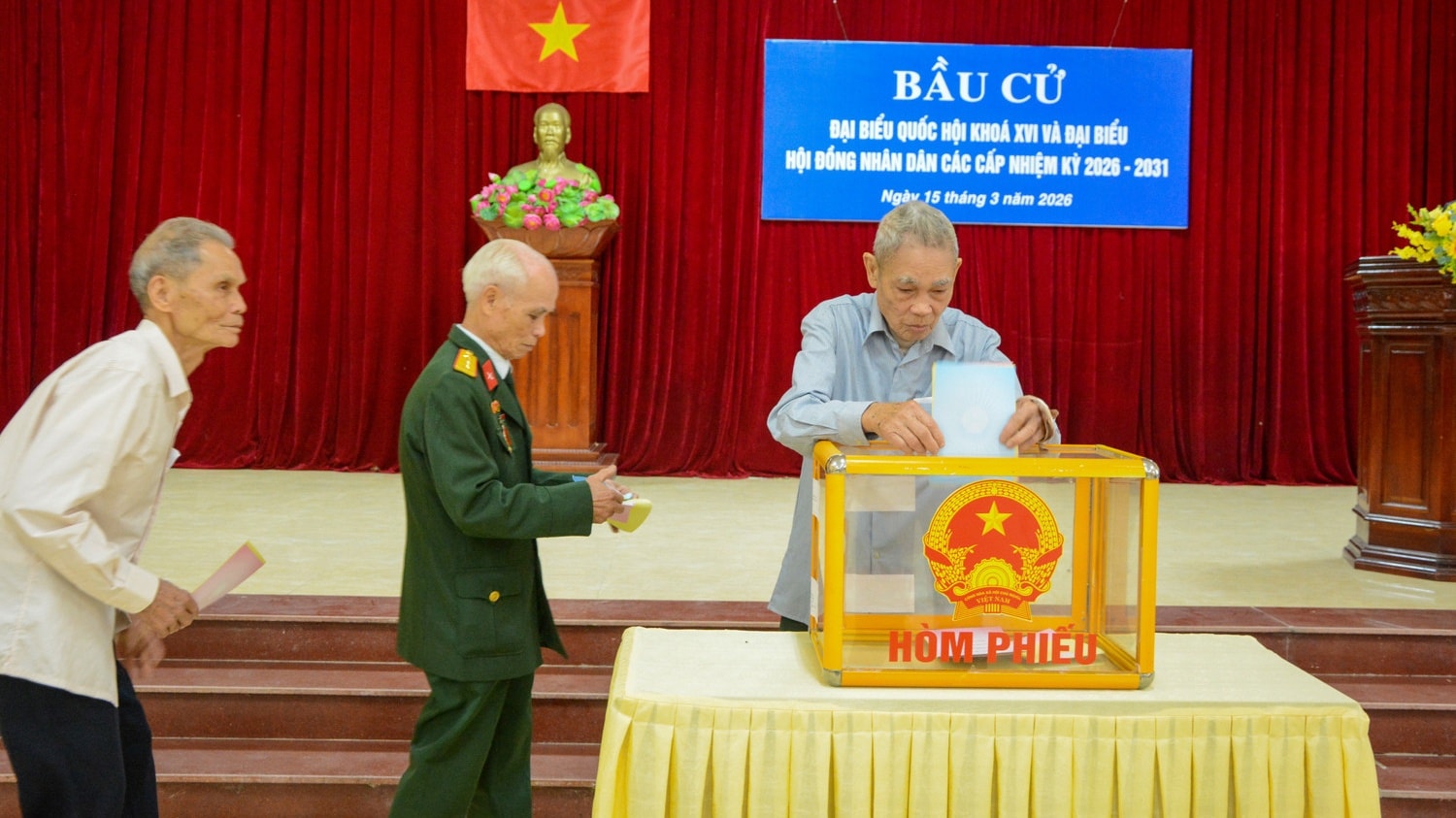 Cử tri Tổ dân phố Tuy Lộc tham gia bỏ phiếu.