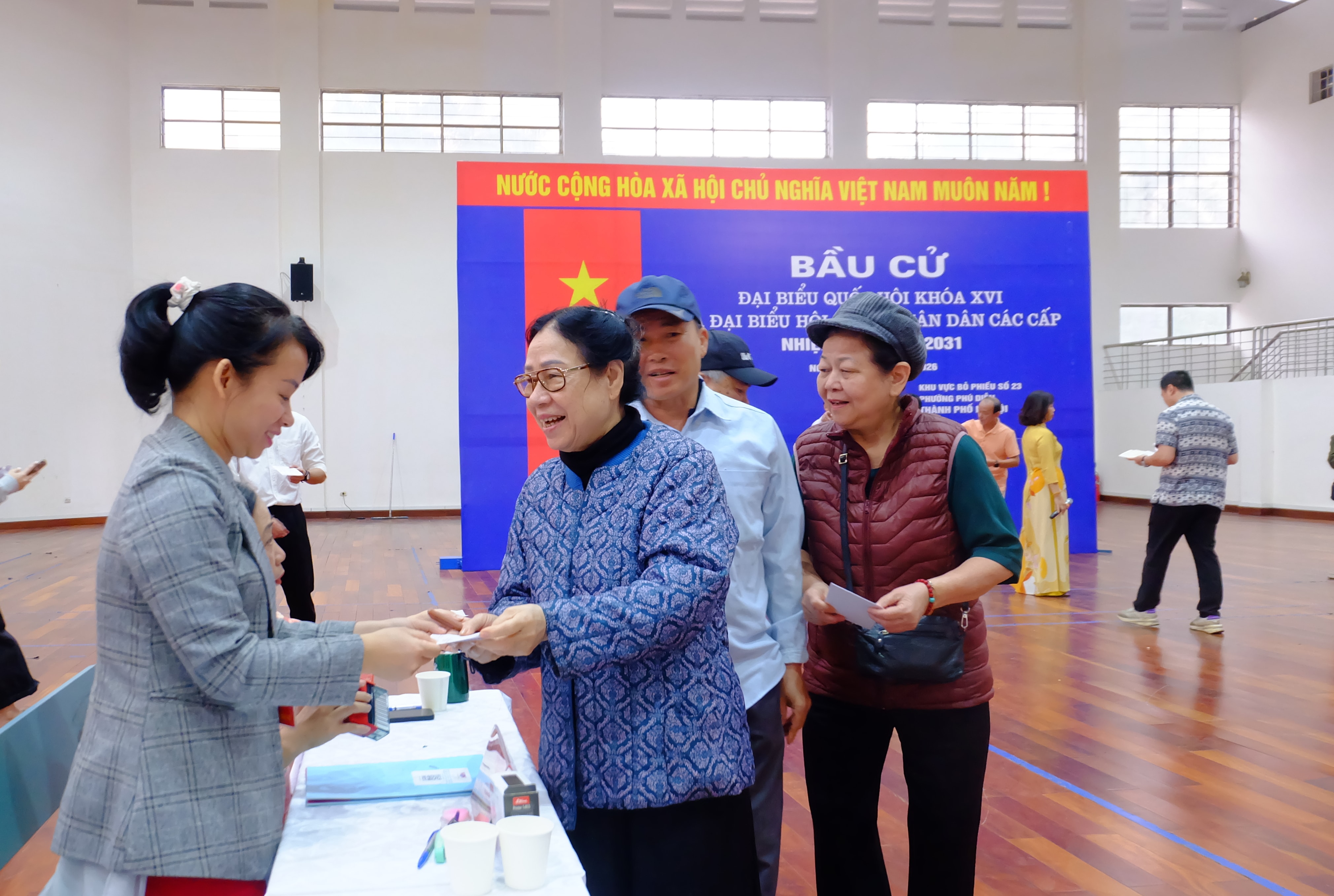 People's Artist Thanh Hoài cast her vote early.