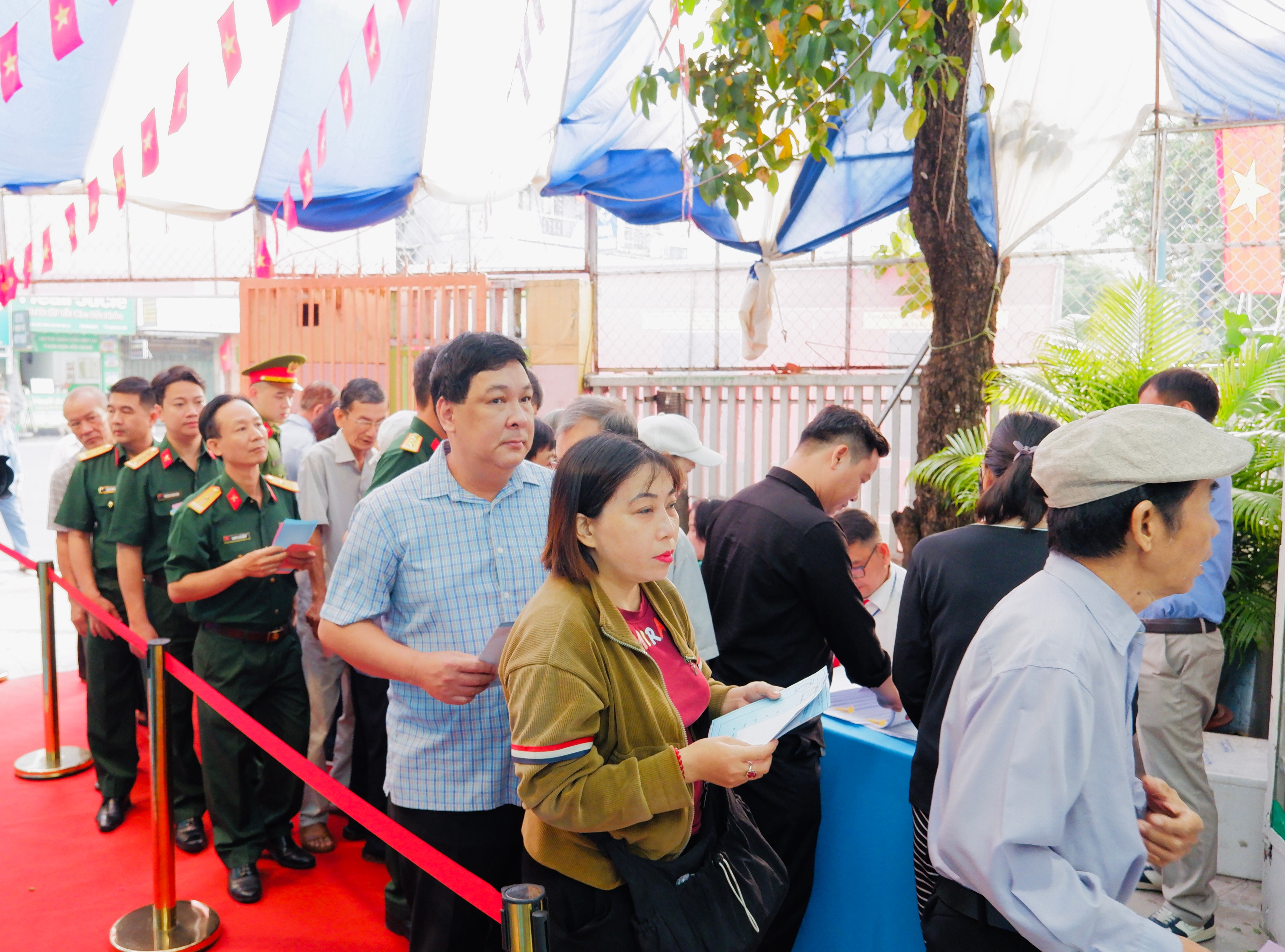 Dòng người đến thực hiện quyền công dân