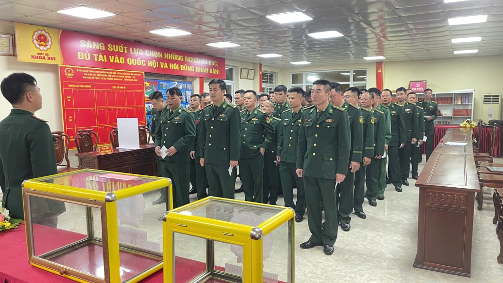 Do đặc thù của đơn vị phải tổ chức gác quan sát bảo vệ biên giới 24/24 và tổ chức lưu thông cửa khẩu (từ 7h00 đến 20h00) hàng ngày, tại điểm bầu cử Đồn Biên phòng cửa khẩu quốc tế Móng Cái tổ chức khai mạc, tiến hành bầu cử từ 6h00 sáng.