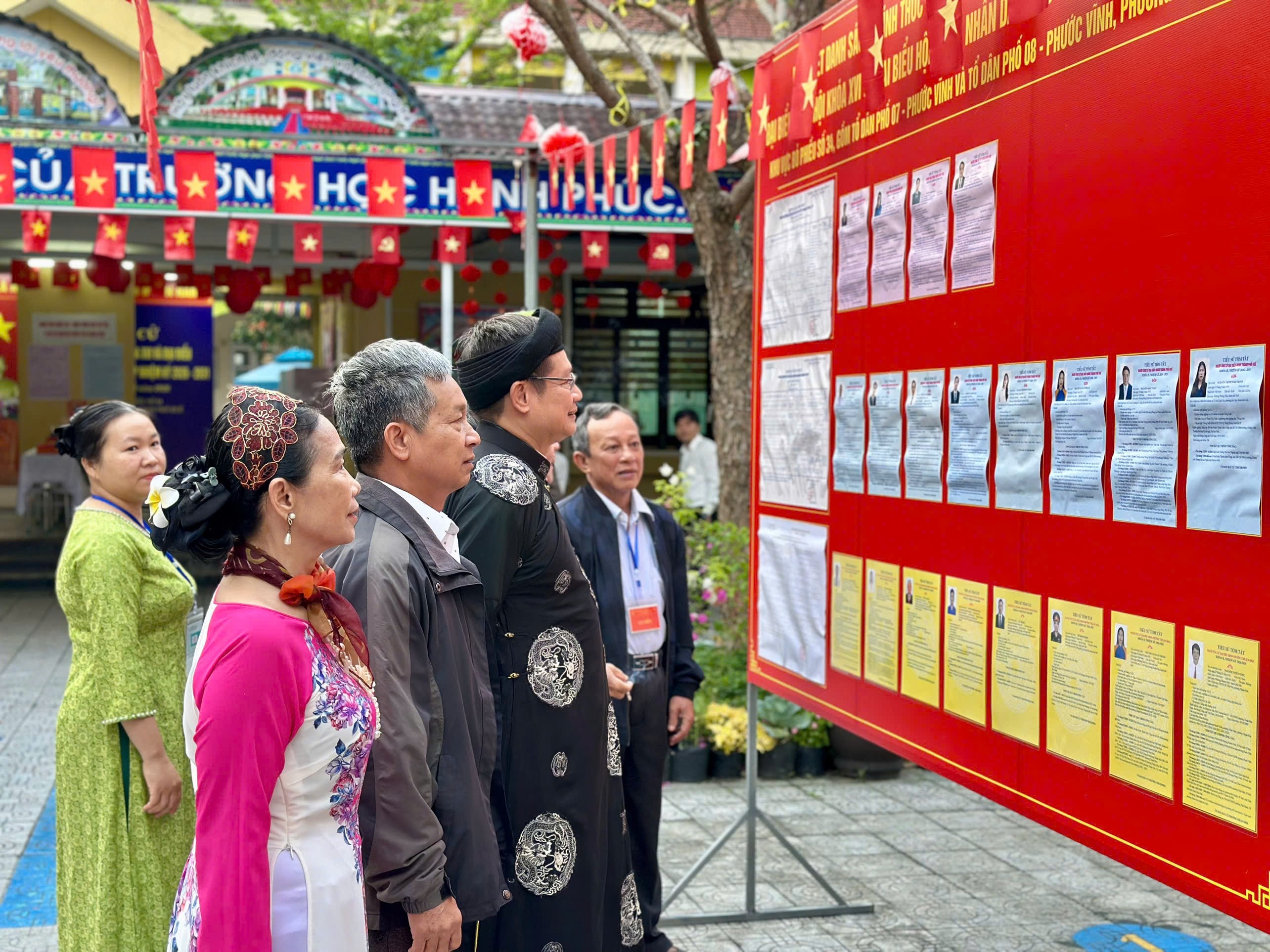 Nhiều cử tri chọn trang phục truyền thống khi thực hiện quyền và nghĩa vụ công dân