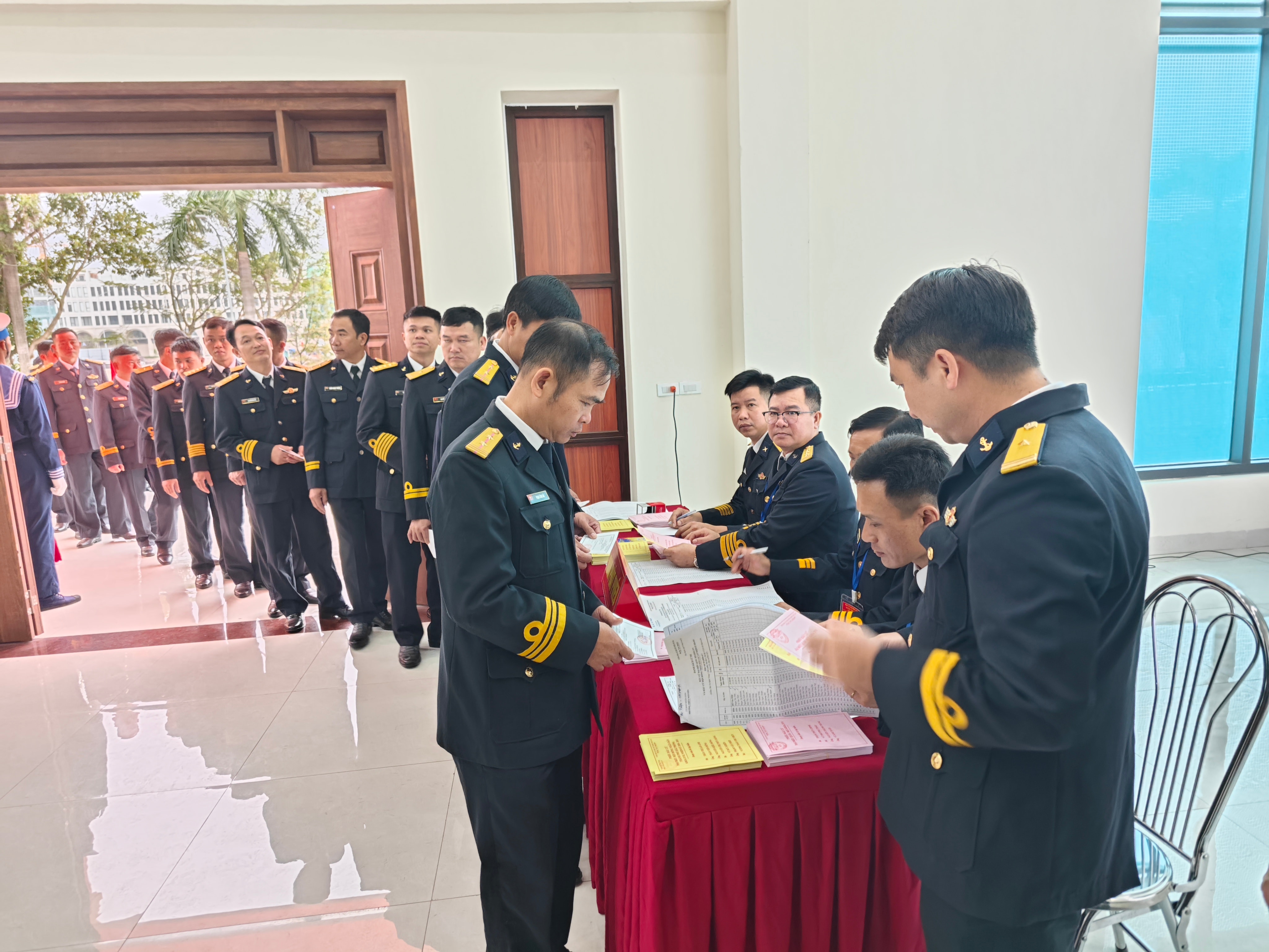 Cử tri sẽ qua bàn kiểm tra để Tổ bầu cử đối chiếu lại phiếu cử tri trước khi vào khu vực bỏ phiếu