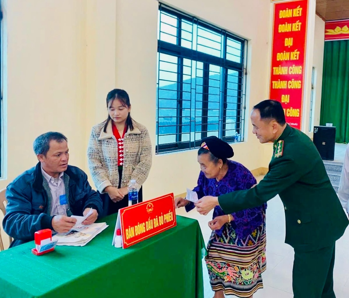 Hỗ trợ người cao tuổi làm thủ tục nhận phiếu bầu.