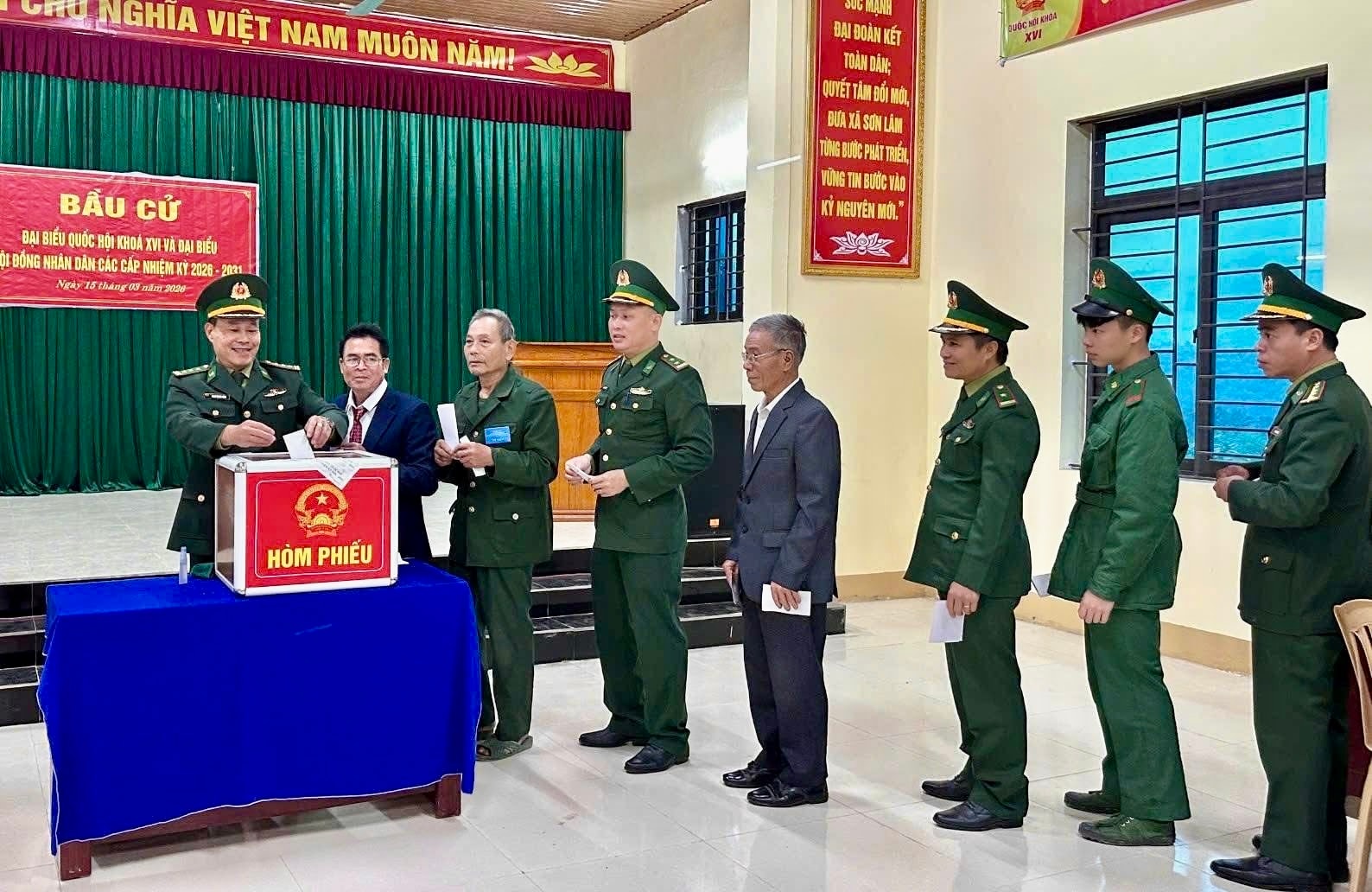 Bộ đội Biên phòng bỏ phiếu.