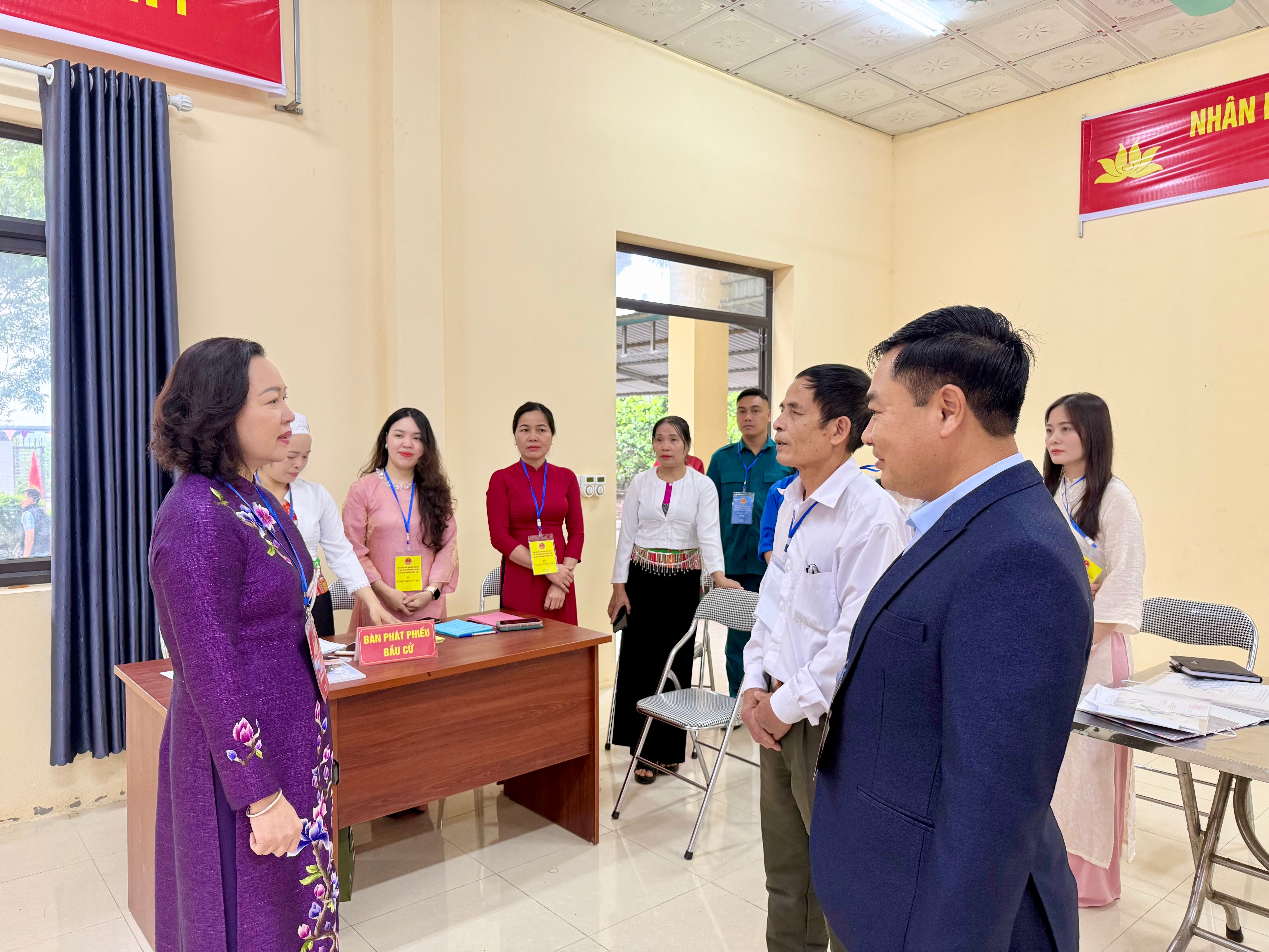 Pemeriksaan di pusat-pusat pengundian di wad Ky Son menunjukkan bahawa pengaturan pilihan raya dijalankan dengan serius. Menjelang jam 10:00 pagi, lebih 70% pengundi telah membuang undi mereka. Foto: T. Tam