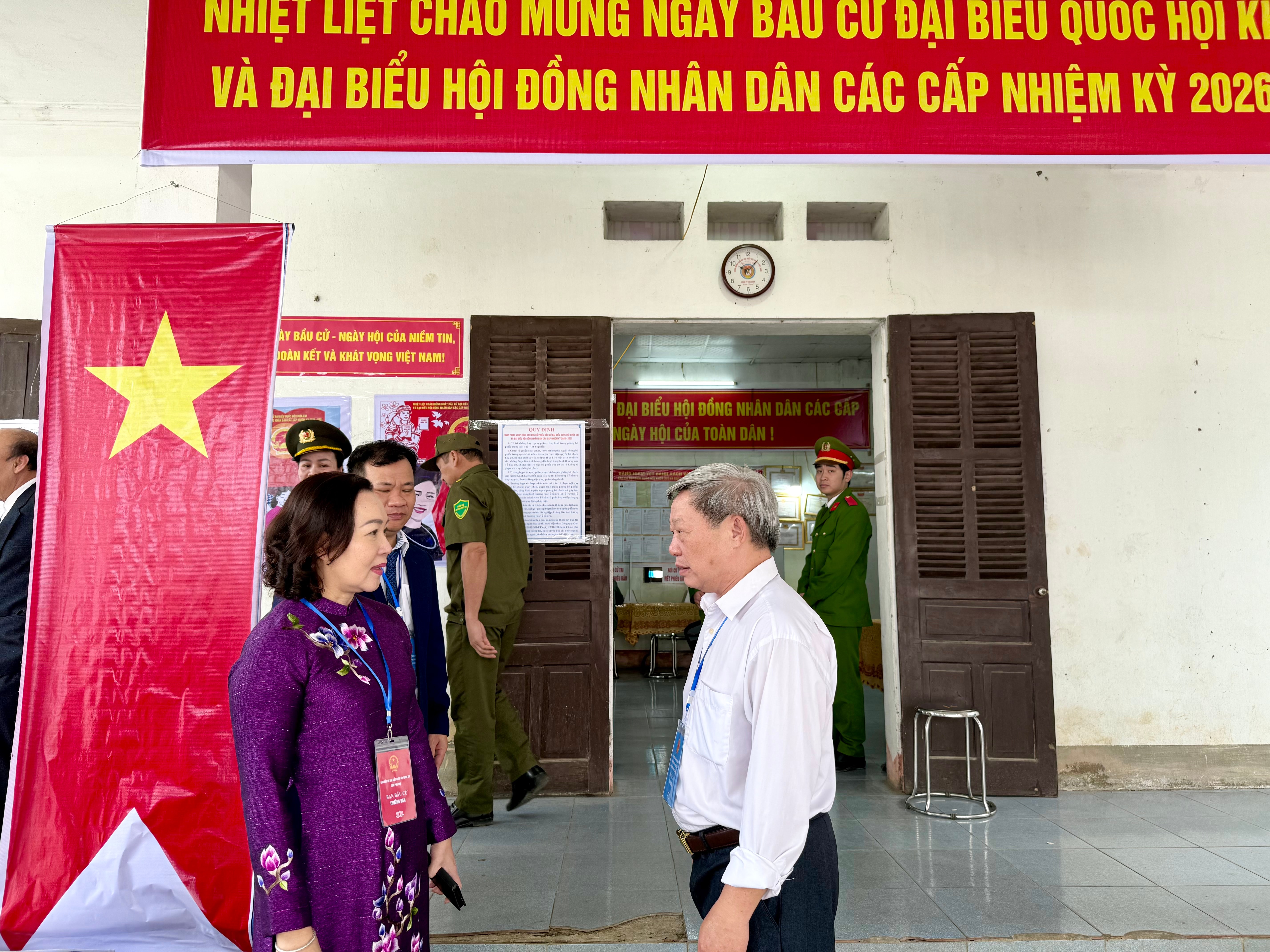 Pada jam 10:00 pagi, 15 Mac, lebih 2,000 pengundi di pusat mengundi nombor 6 (yang berkhidmat untuk pengundi daripada kumpulan 1, 2, 3, dan 4 bekas wad Thai Binh) telah menyertai sepenuhnya pilihan raya. Foto: T. Tam