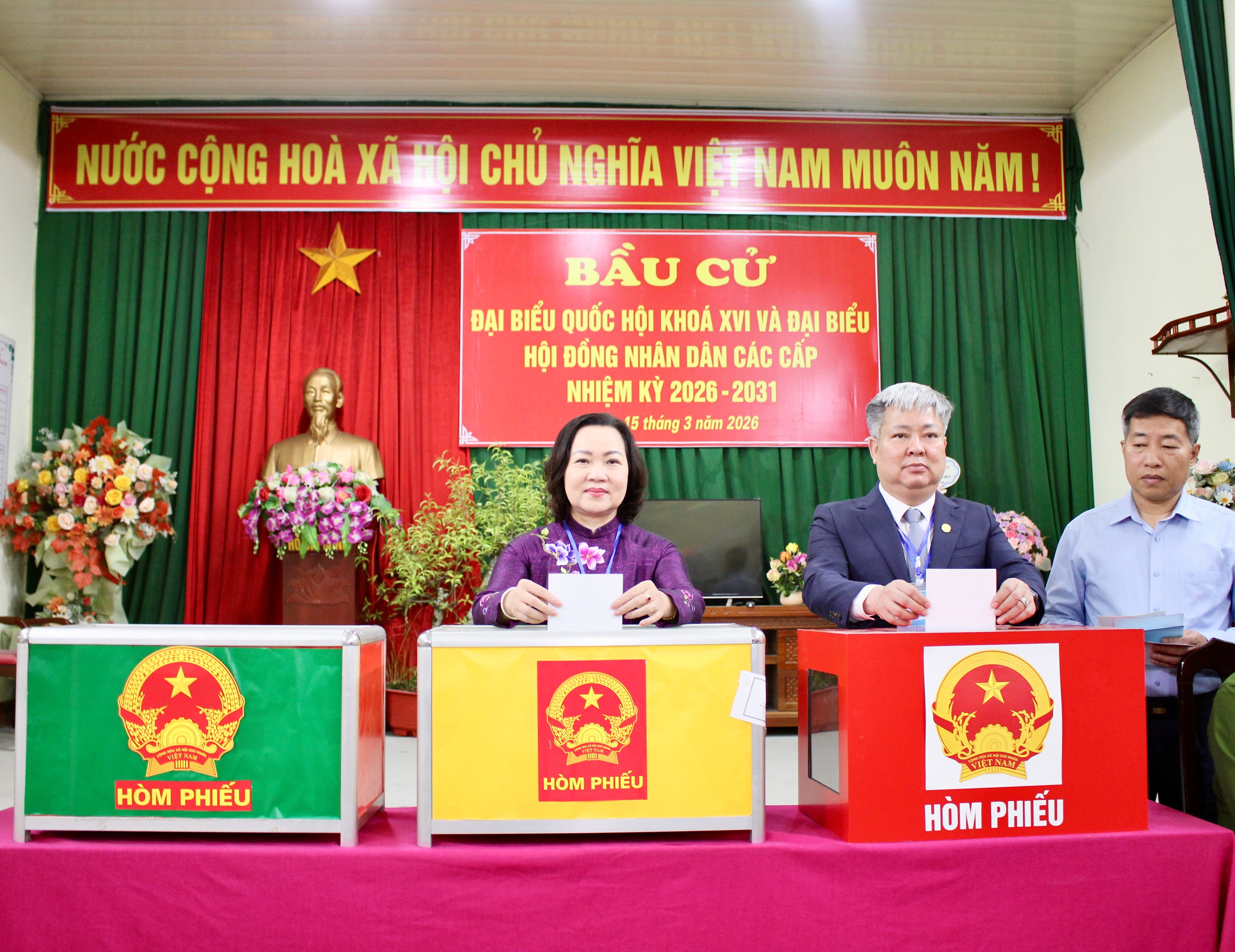 Cik Nguyen Thi Cam Phuong, Naib Pengerusi Majlis Rakyat Wilayah dan Naib Pengerusi Jawatankuasa Pilihan Raya Wilayah Phu Tho, melaksanakan hak siviknya. Gambar oleh T. Tam