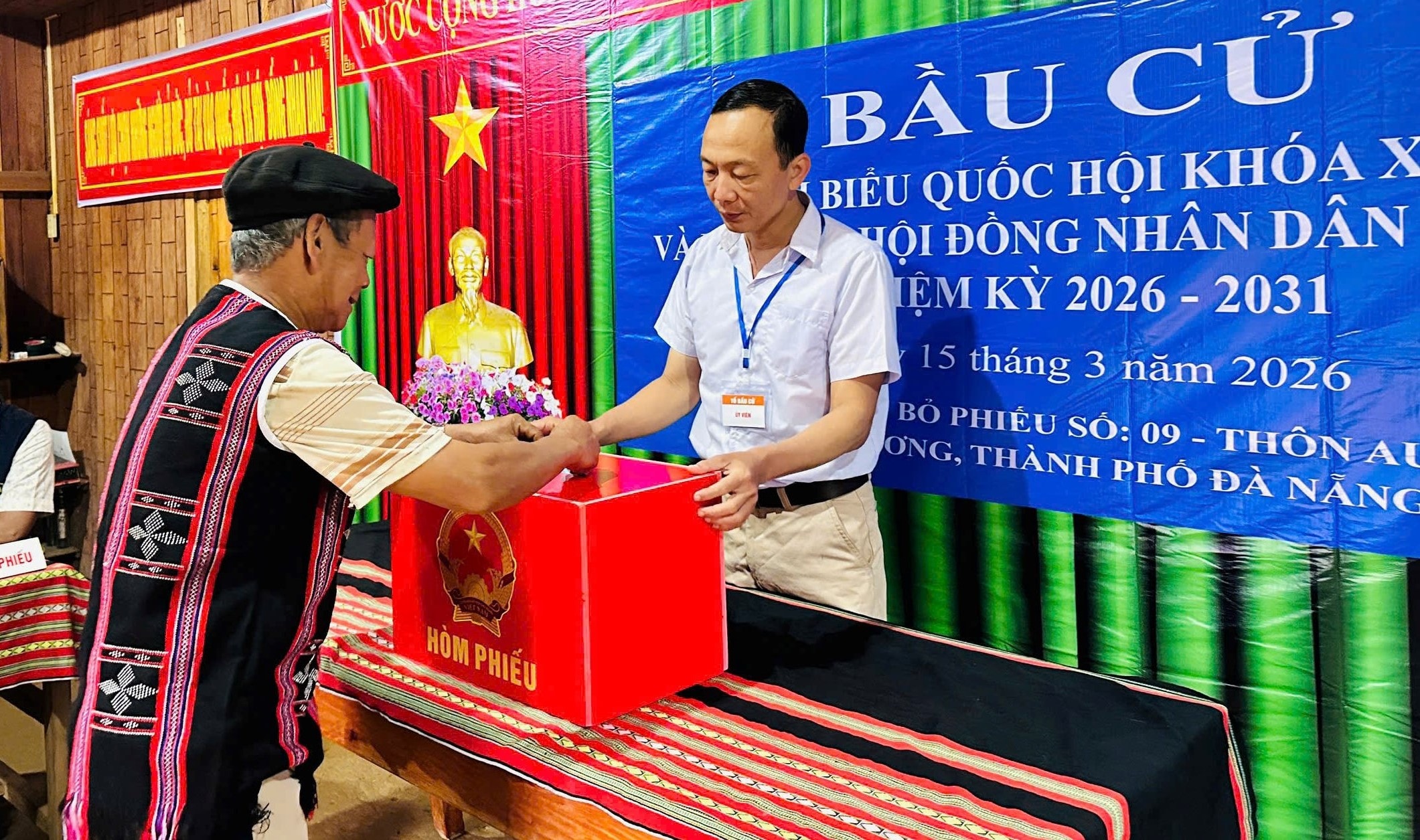 Tổ bầu cử tại điểm A'ur đã tiến hành cho 68 cử tri tại thôn bỏ phiếu theo đúng quy định, sau khi kết thúc thời gian bỏ phiếu, tổ sẽ cơ động thực hiện các bước tiếp theo, đảm bảo an toàn tuyệt đối.