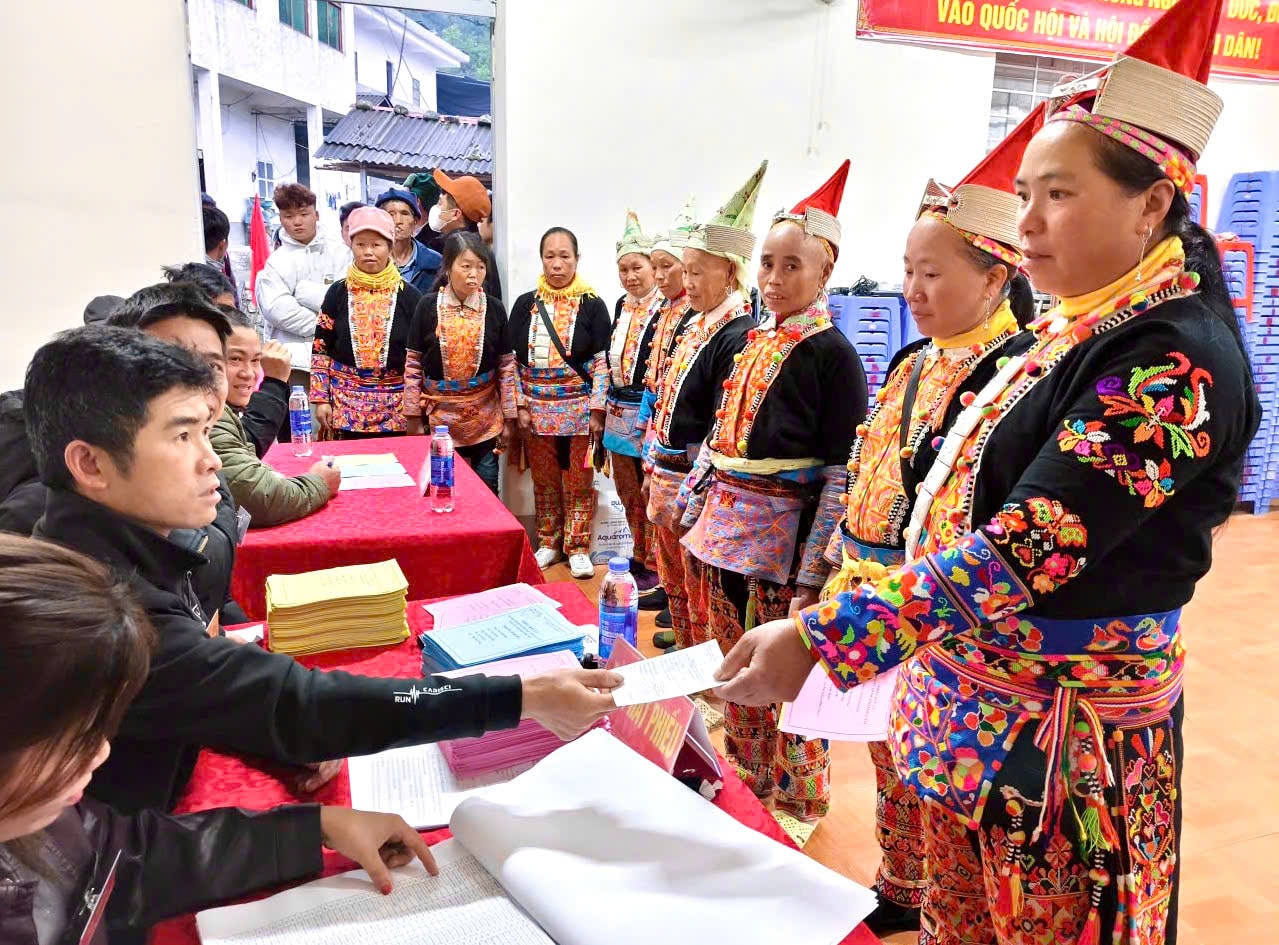 Lai Chau_Cử tri xã Sì Lở Lầu nô nức đi bỏ phiếu bầu cử