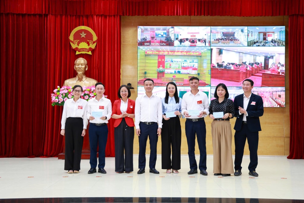 Lãnh đạo phường Hoành Bồ thưởng nóng cho các khu vực bỏ phiếu đạt 100%