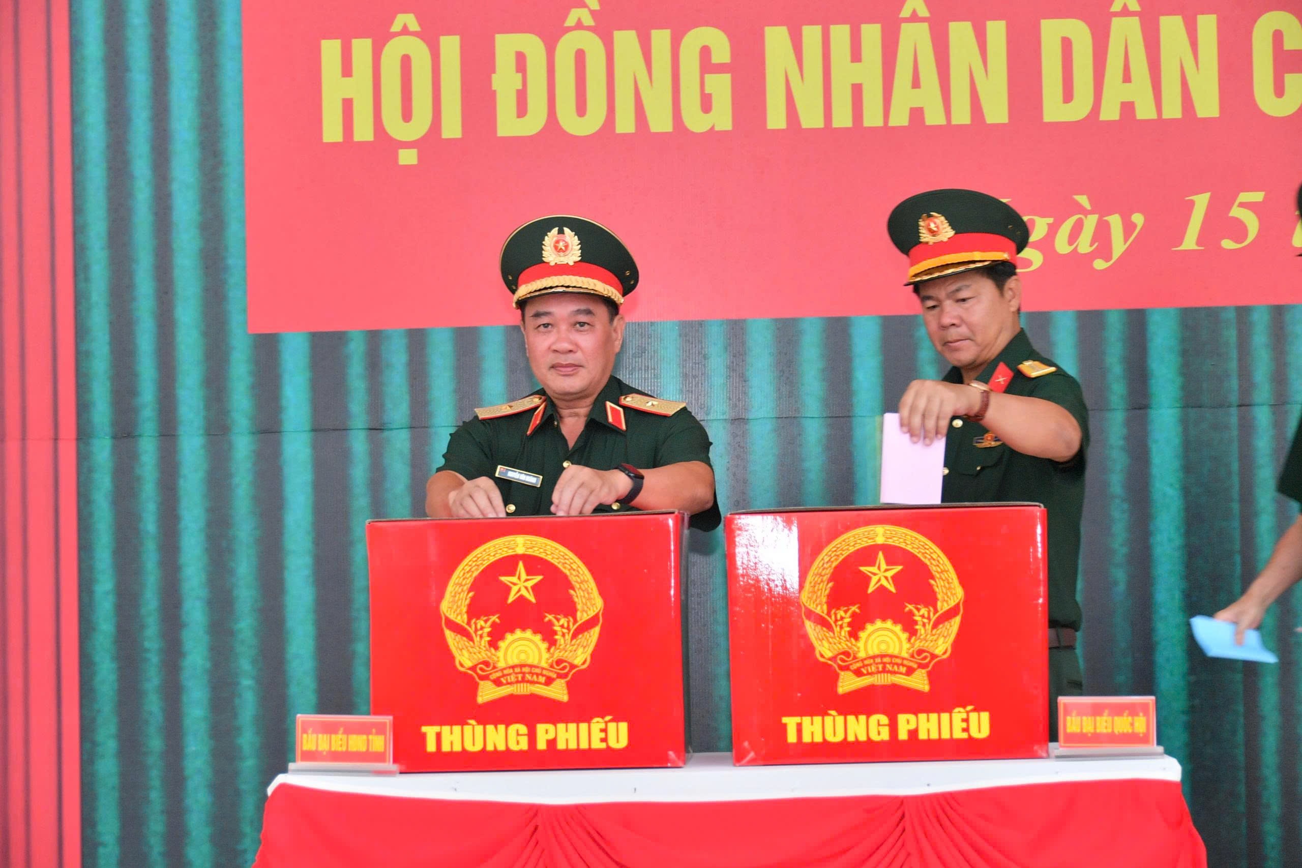 Chỉ huy Trưởng Bộ Chỉ huy Quân sự tỉnh Đồng Tháp, Thiếu tướng Nguyễn Văn Ngành bỏ phiếu bầu cử. (Ảnh: Va)