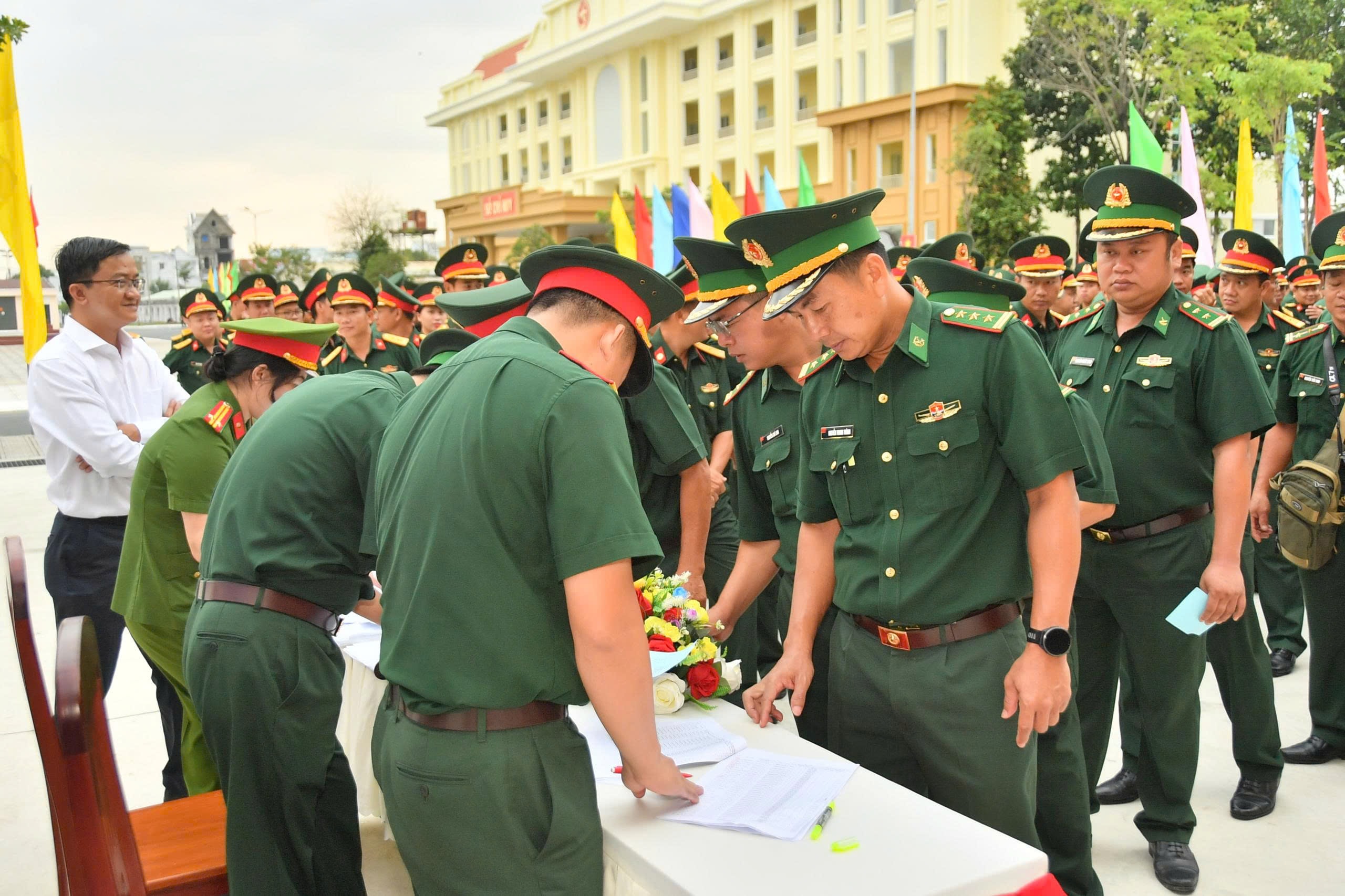 Cán bộ, chiến sĩ lực lượng vũ trang An Giang thực hiện quyền bầu cử gắn với nhiệm vụ sẵn sàng trực chiến đấu. (Ảnh: Vă)