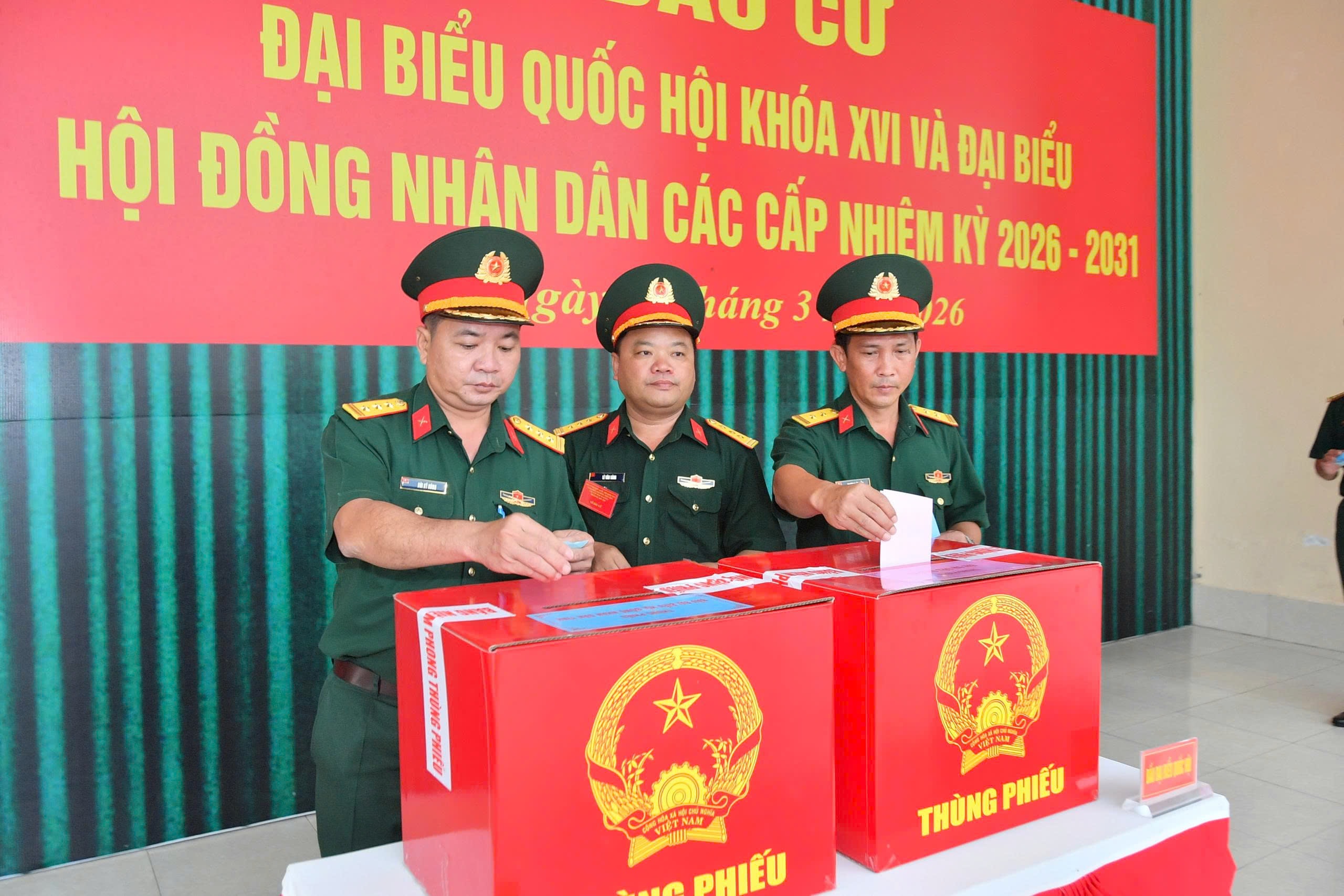 Cán bộ, chiến sĩ lực lượng vũ trang An Giang tham gia bầu cử.(Ảnh: Văn)