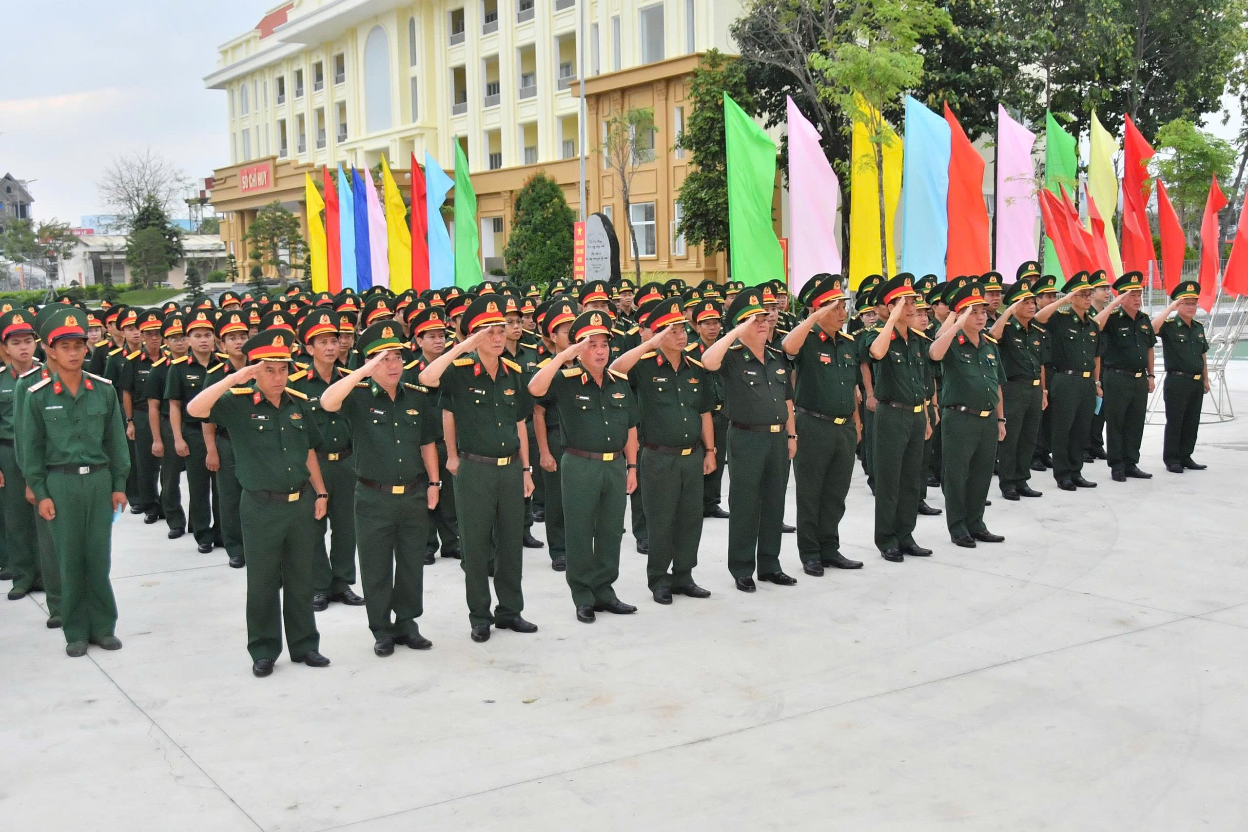 Lãnh đạo Bộ Chỉ huy Quân sự tỉnh An Giang và cán bộ, chiến sĩ thực hiện nghi thức chào cờ trong giờ khai mạc để tiến hành bầu cử Đại biểu Quốc hội Khóa XVI, đại biểu HĐND các cấp nhiệm kỳ 2026-2031. (Ảnh: Vă)