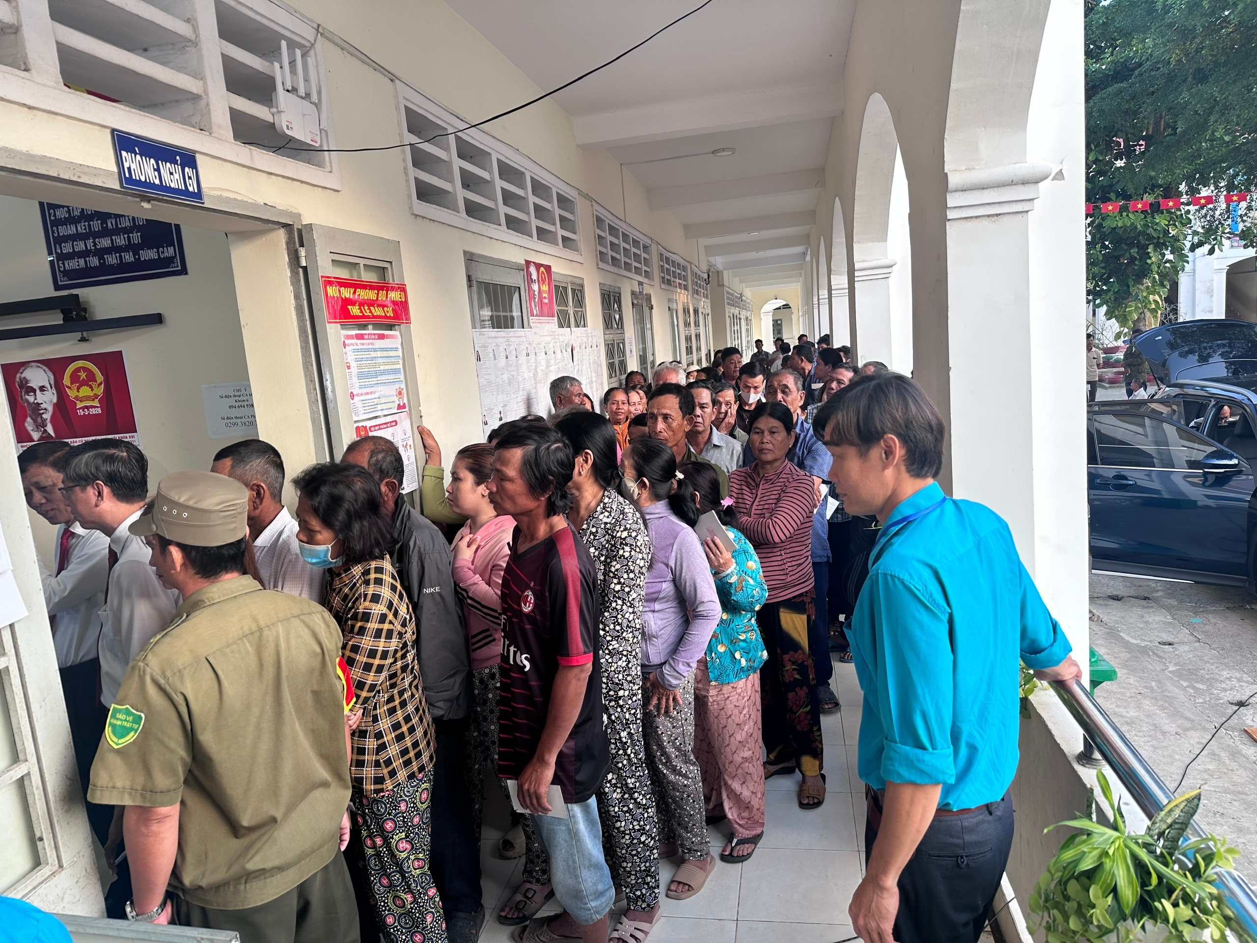 C tri phường Phú Lợi nô nức đi bầu cử