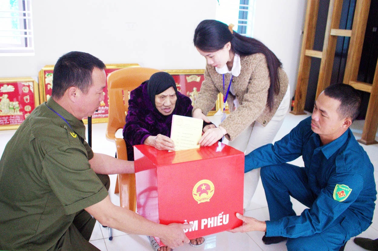 L'héroïque mère vietnamienne Nguyen Thi Cho exerce ses droits civiques chez elle.
