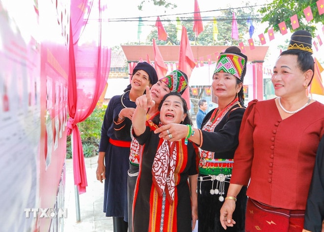 Cử tri chăm chú tìm hiểu danh sách ứng cử viên và các thông tin liên quan được niêm yết công khai trước khi thực hiện quyền lựa chọn. (Ảnh: Khánh Hòa/TTXVN) ttxvn-danh-sach-ung-cu2.jpg