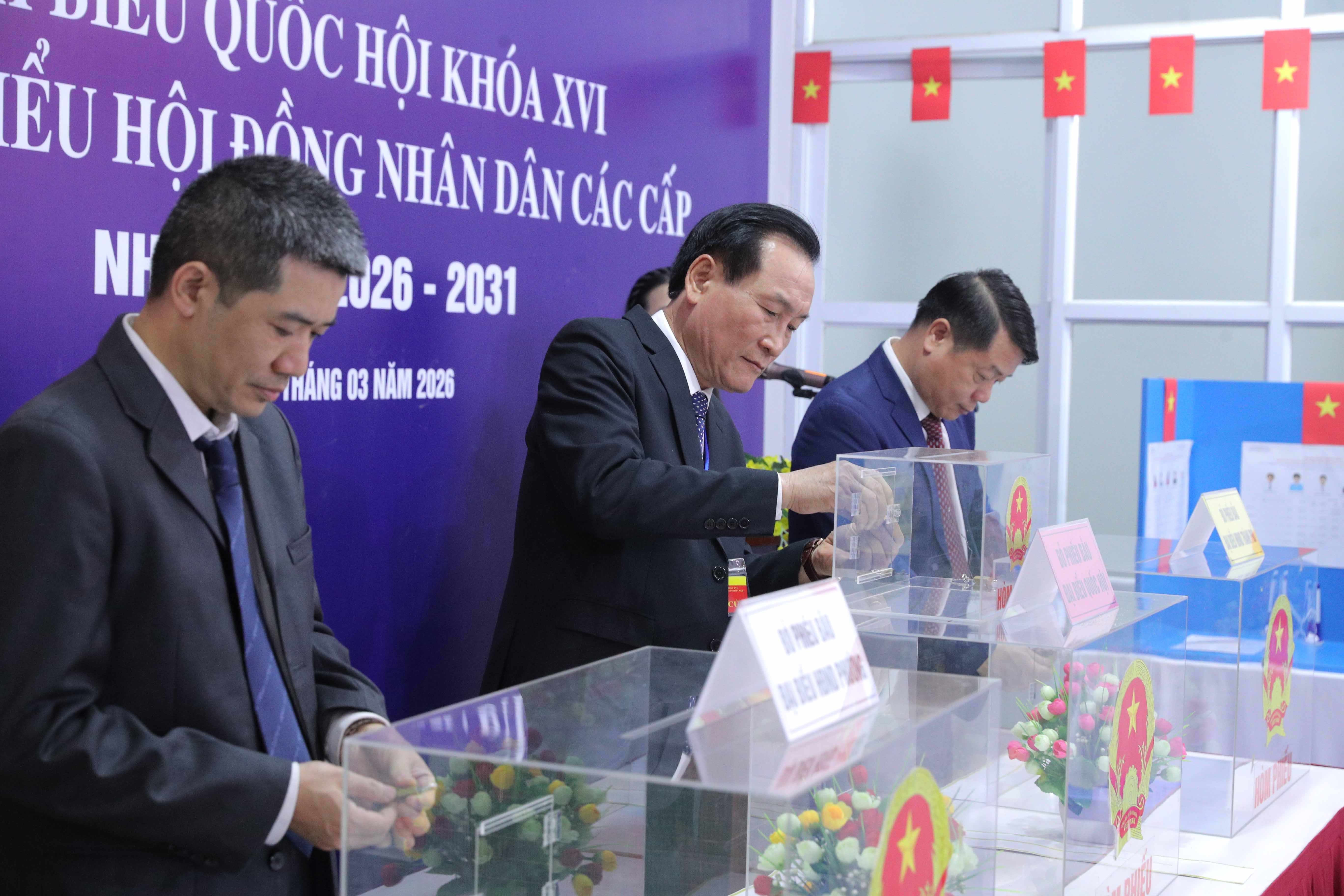 Niêm phong hòm phiếu tại khu vực bỏ phiếu số 16 thuộc phường Cầu Giấy, Hà Nội 2