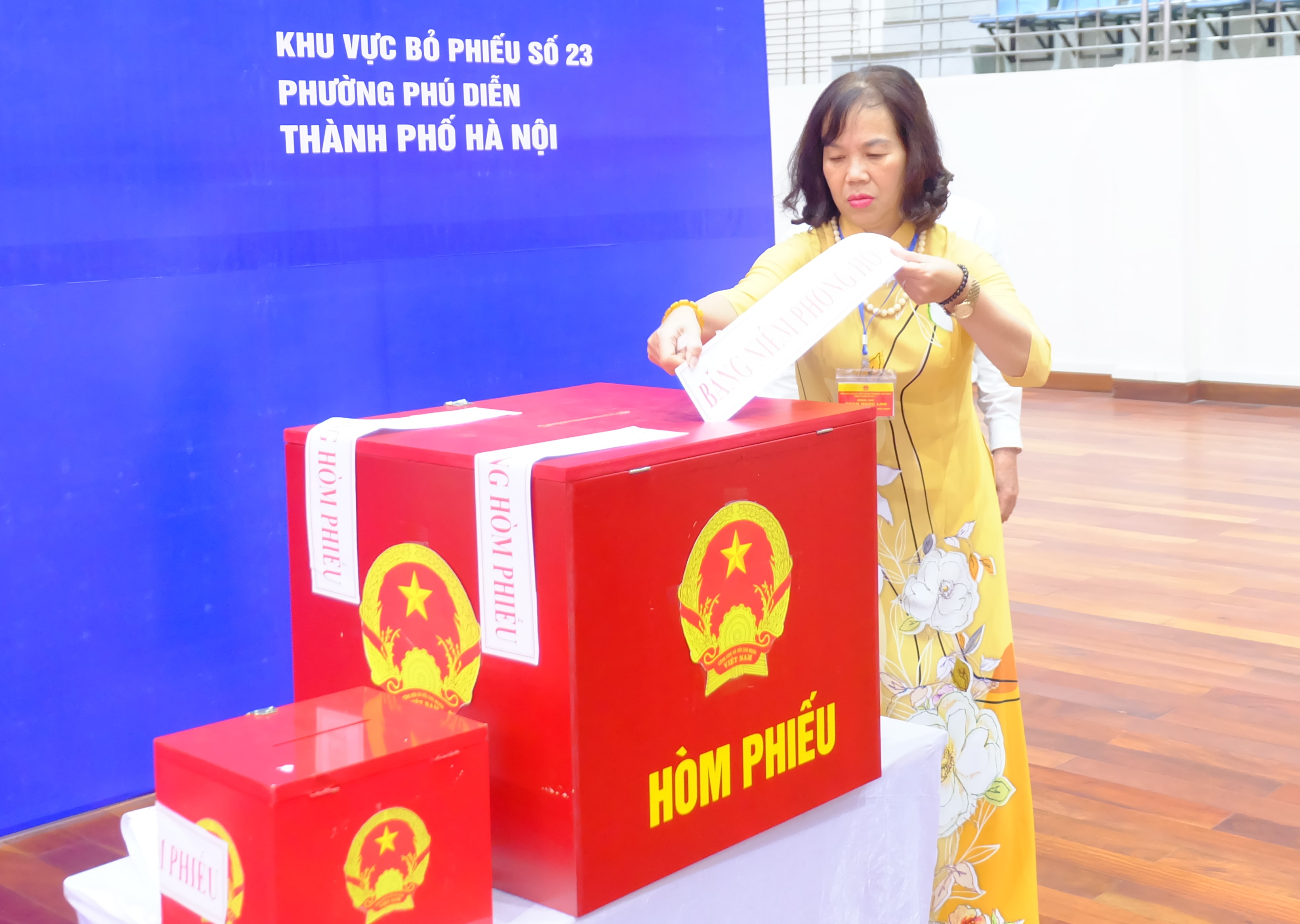 Niêm phong hòm phiếu