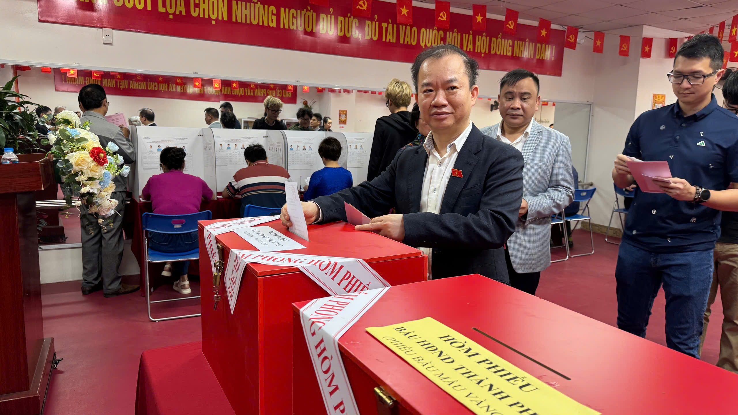 PGS. TS Bùi Hoài Sơn đi bầu cử