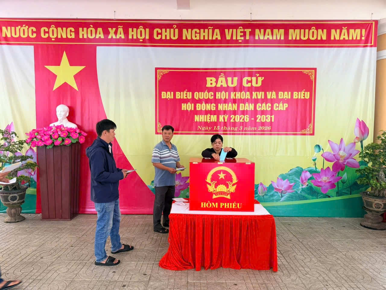 Cử tri Quảng Ngãi gửi trọn niềm tin vào từng lá phiếu bầu. Ảnh: DHN