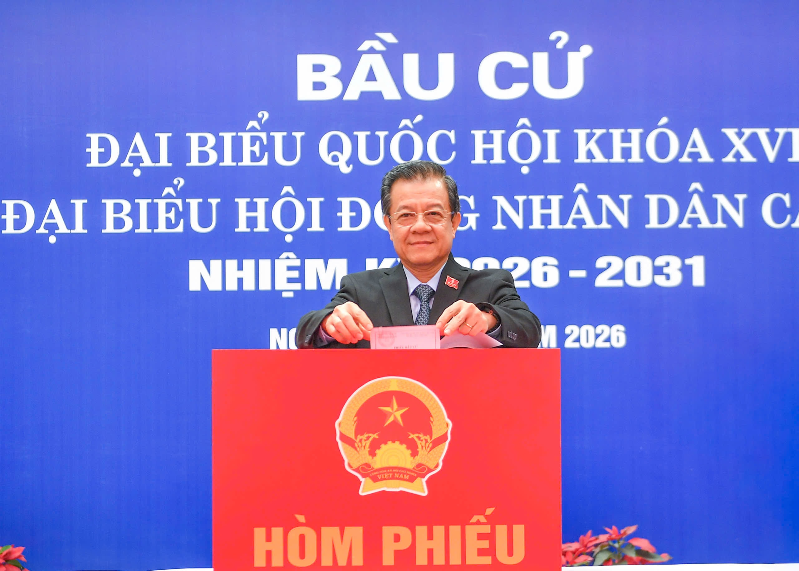 Ủy viên Trung ương Đảng, Phó Trưởng Ban Nội chính Trung ương Lê Hồng Quang tham gia bỏ phiế