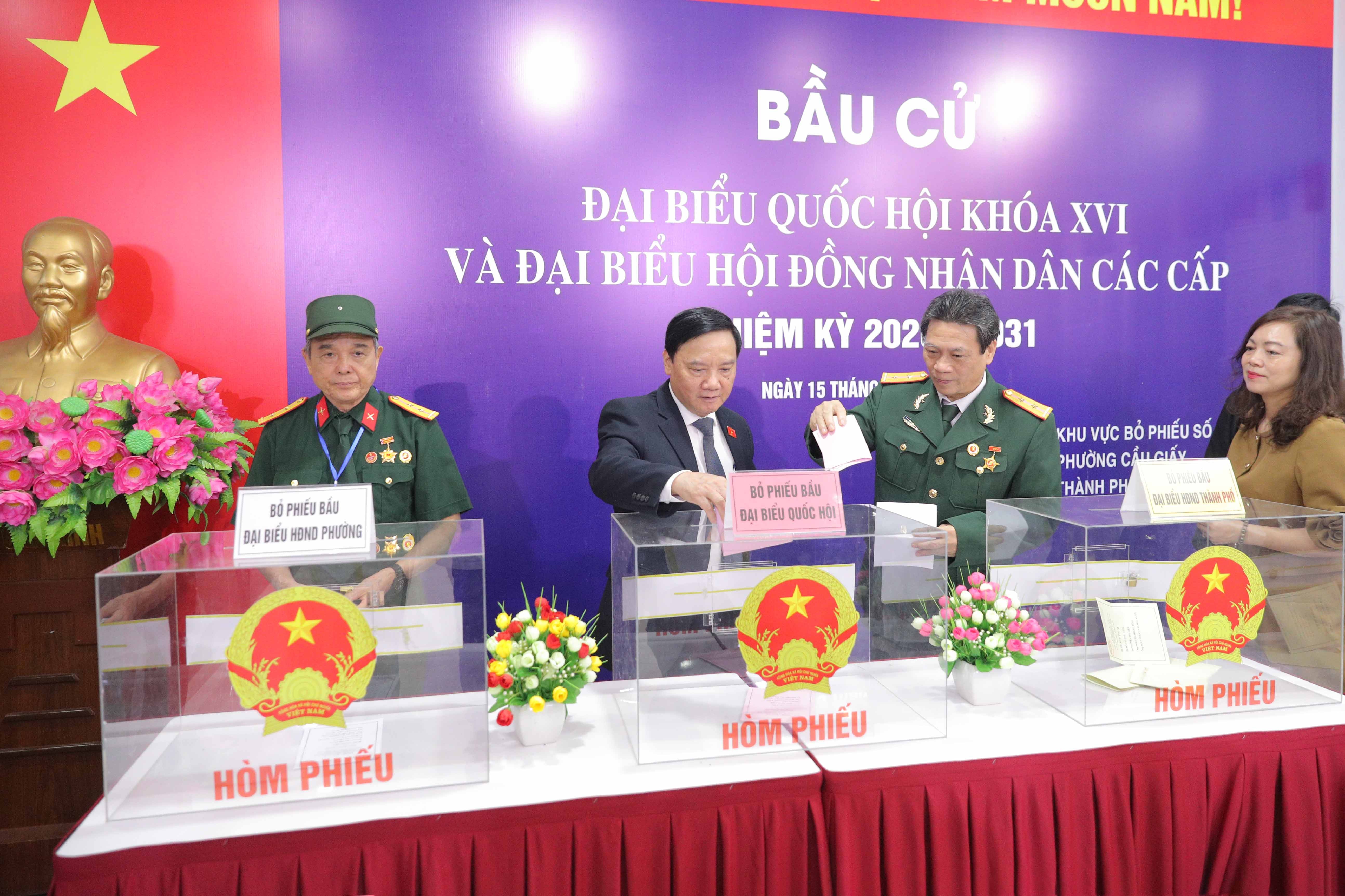 Phó Chủ tịch Quốc hội Nguyễn Khắc Định bỏ phiếu 1