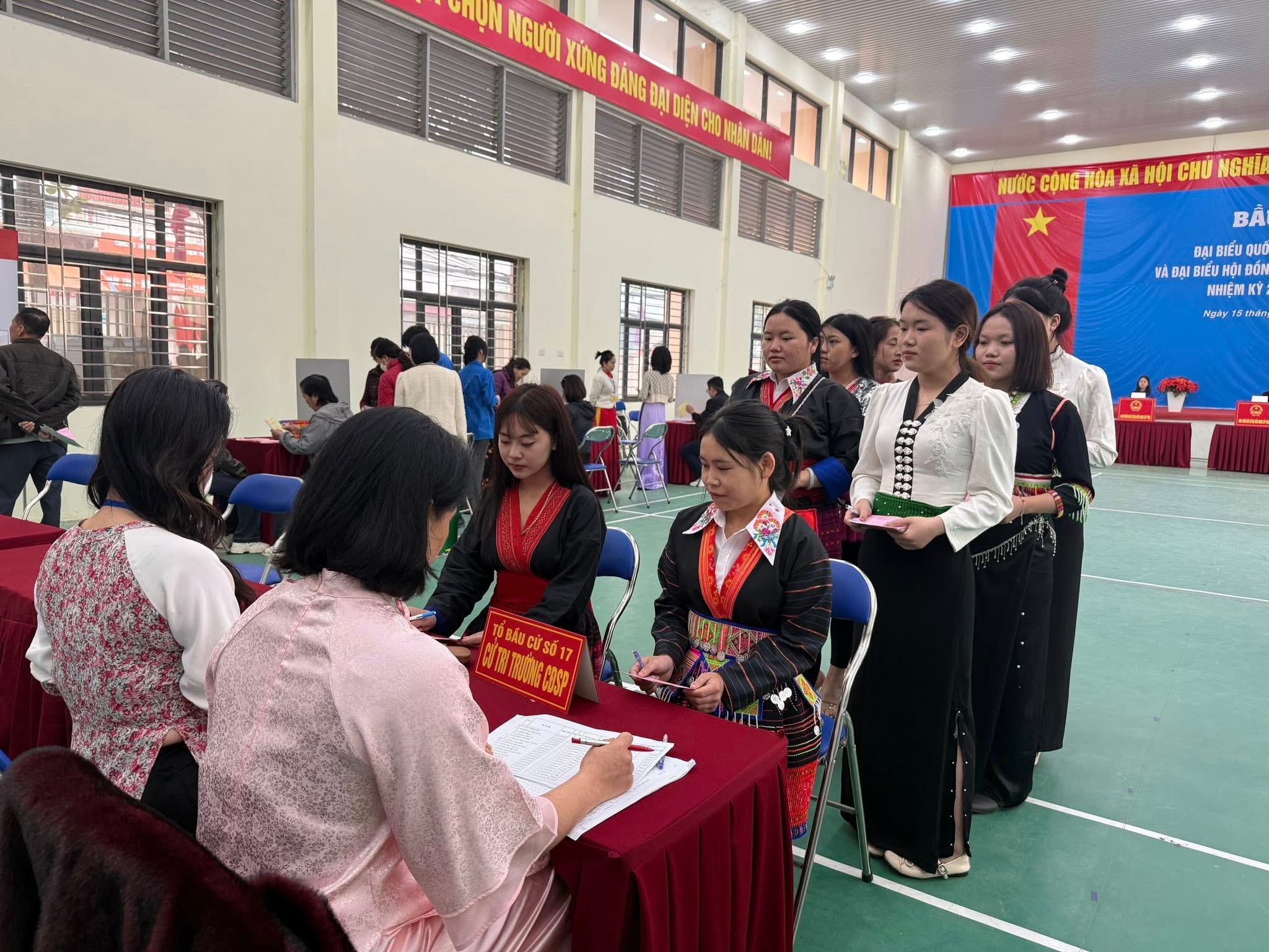 Cử tri phường Điện Biên Phủ tham gia bỏ phiếu tại khu vực bỏ phiếu số 17, Trường Tiểu học Hà Nội - Điện Biên Phủ