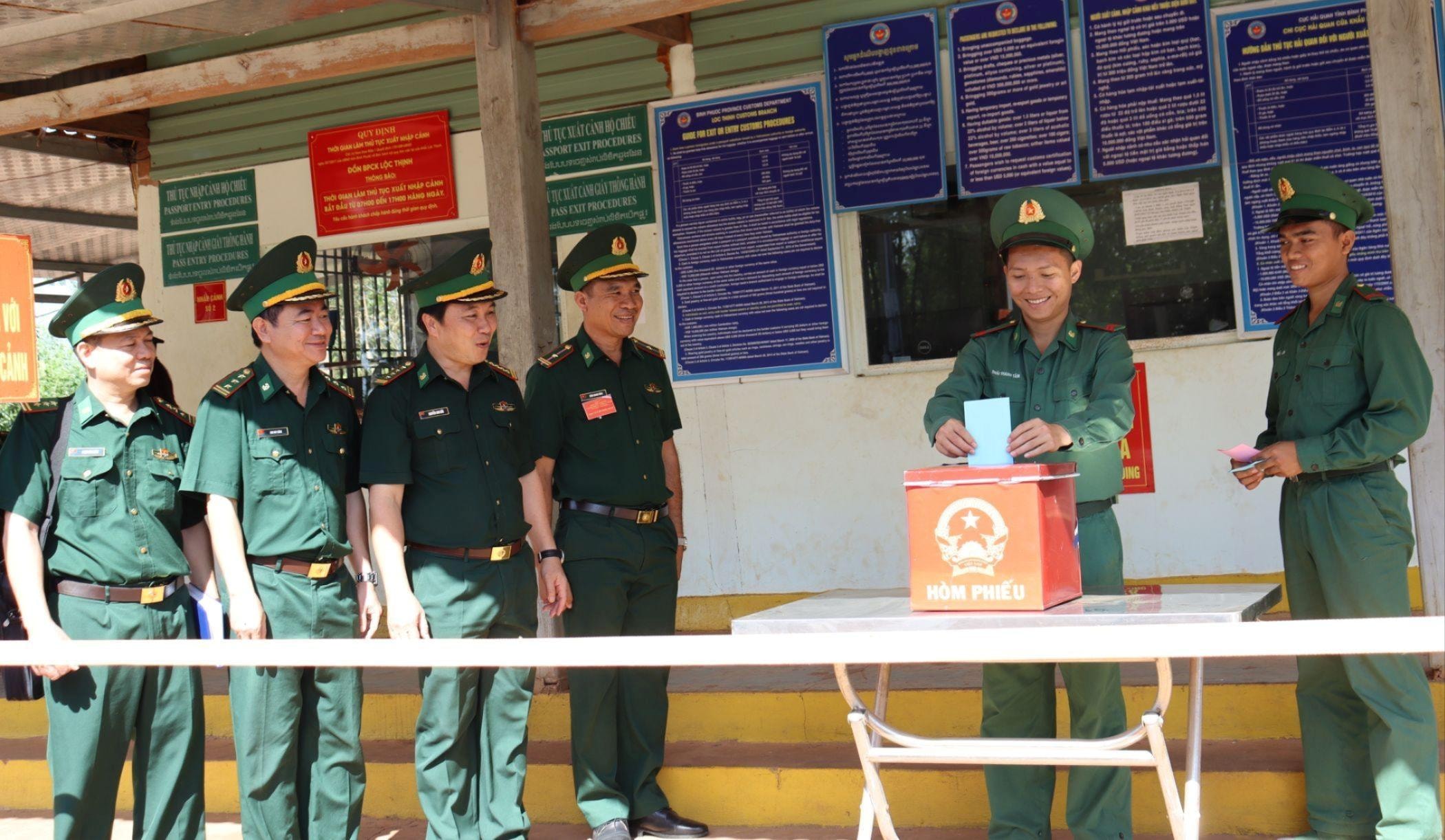 quan-doi-bau-cu-2(1).jpg
