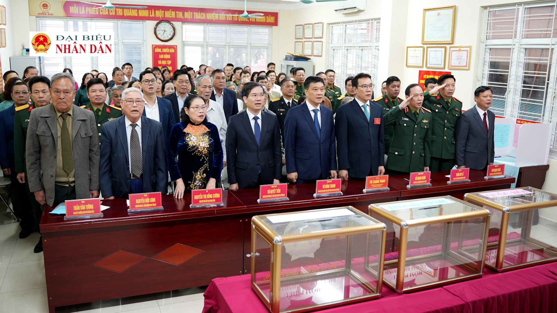 Sekvens 01.00_0 Kamrat Vu Quyet Tien, biträdande sekreterare i den provinsiella partikommittén och ordförande för den provinsiella fosterlandsfrontens kommitté, var också närvarande.