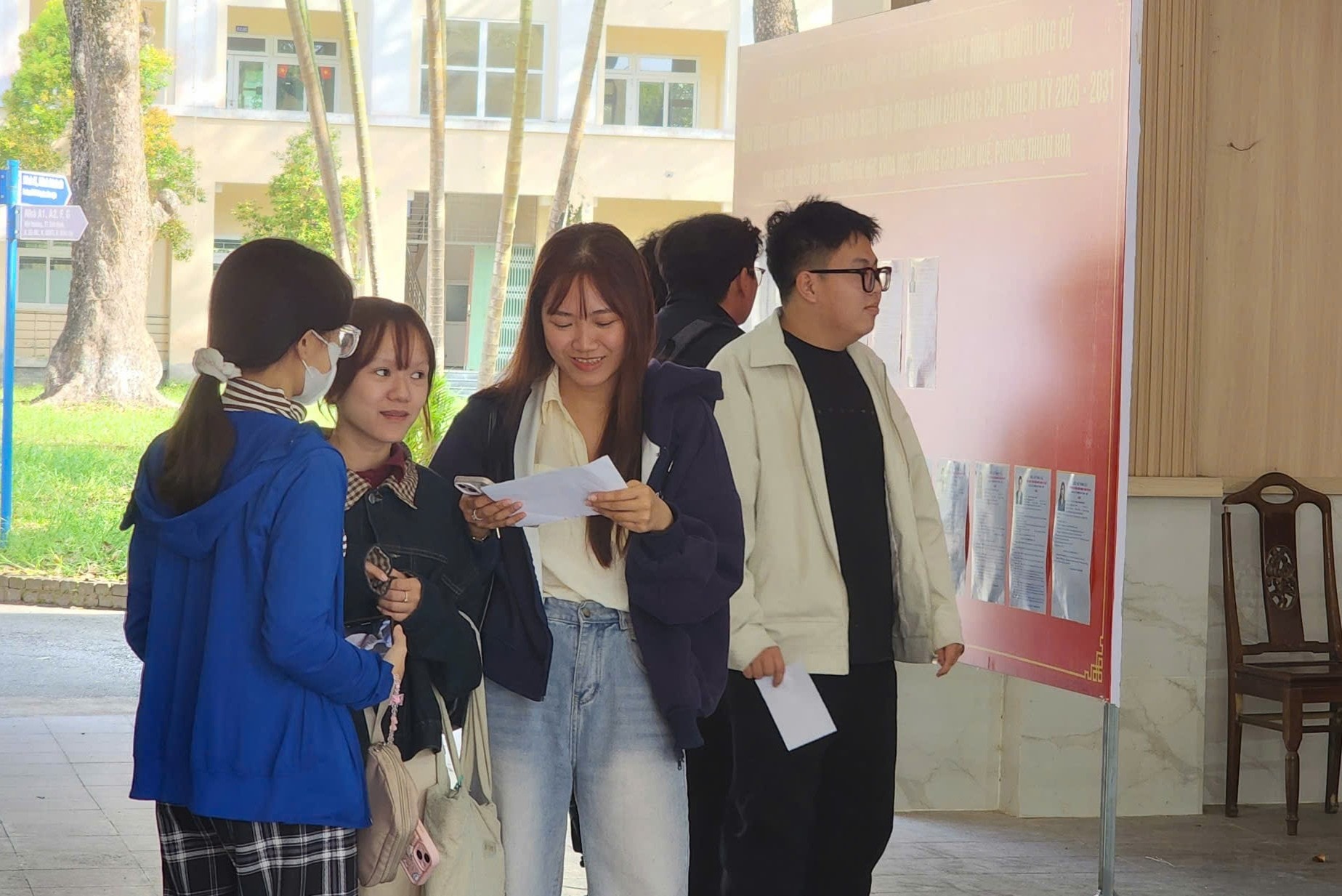 Khu vực bỏ phiếu số 12 tại Trường Đại học Khoa học Huế có trên 1.900 cử tri là sinh viên. Cử tri mong muốn các đại biểu được bầu sẽ quan tâm đến việc giải quyết việc làm cho thanh niên, sinh viên mới ra trường