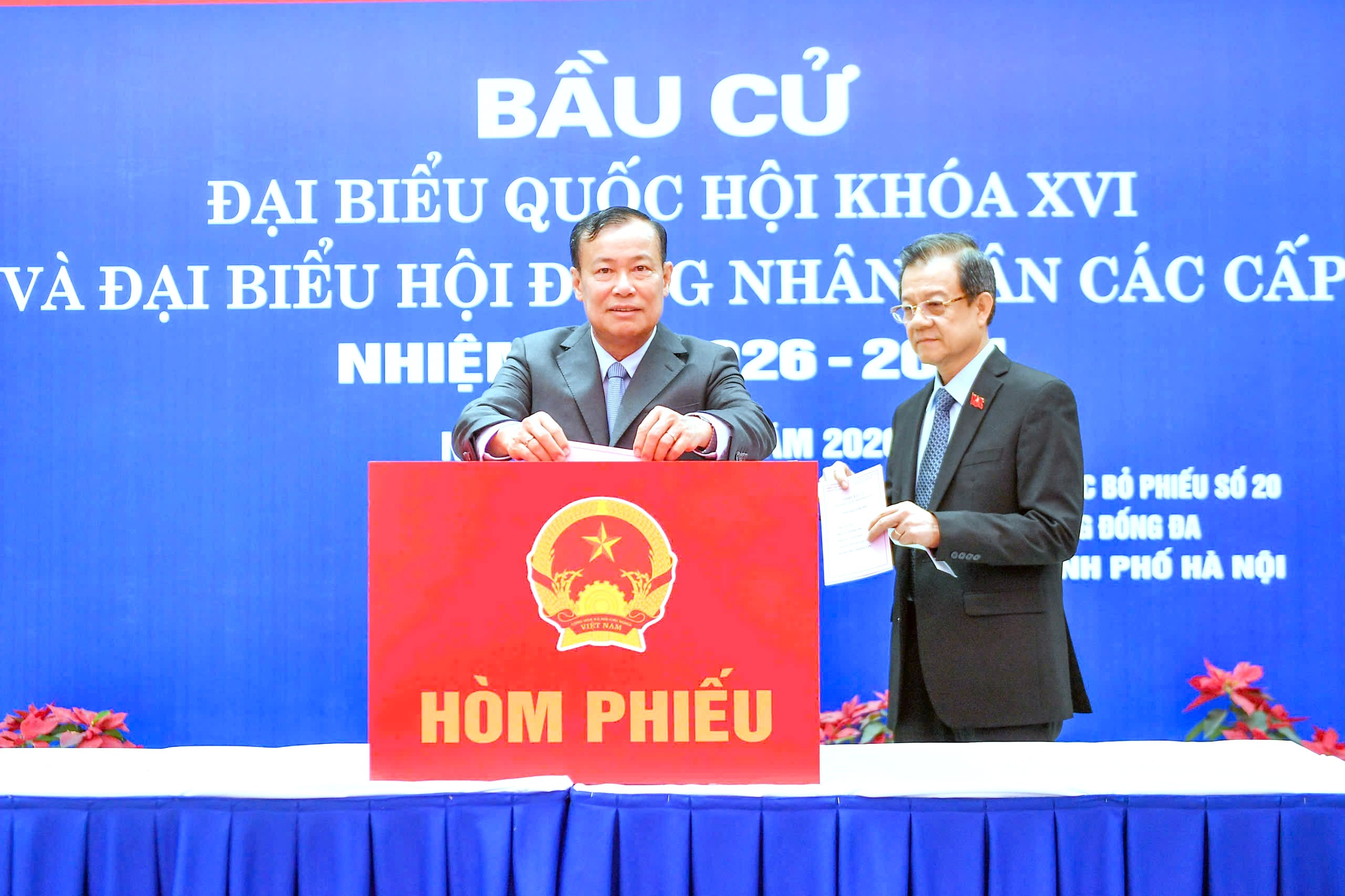 Chủ nhiệm Ủy ban Quốc phòng, An ninh và Đối ngoại, Thượng tướng Lê Tấn Tới là cử tri đầu tiên bỏ phiếu bầu ĐBQH Khóa XVI và đại biểu HĐND các cấp nhiệm kỳ 2026 - 2031 tại điểm bầu cử số 20, phường Đống Đa, TP. Hà Nội