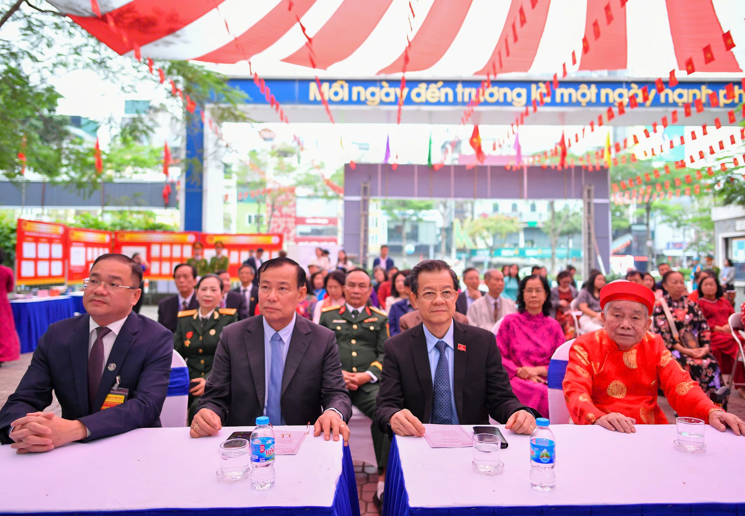 Các đại biểu tham dự Lễ khai mạc bầu cử tại điểm bỏ phiếu số 20, phường Đống Đa, thành phố Hà Nội