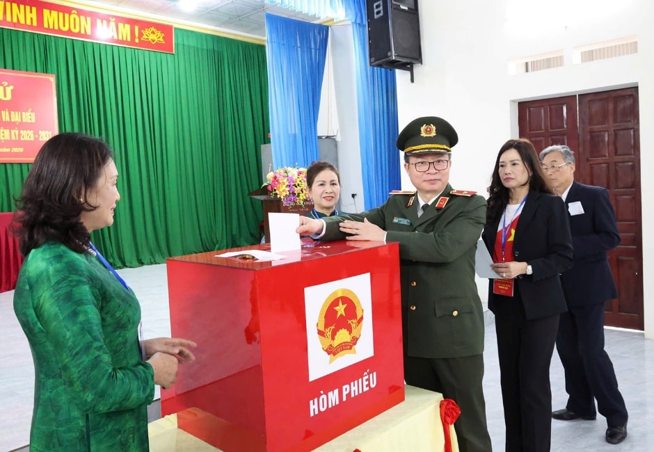 Le major général Nguyen Minh Tuan, directeur de la police provinciale, a participé au vote dans la commune de Thanh Ba.