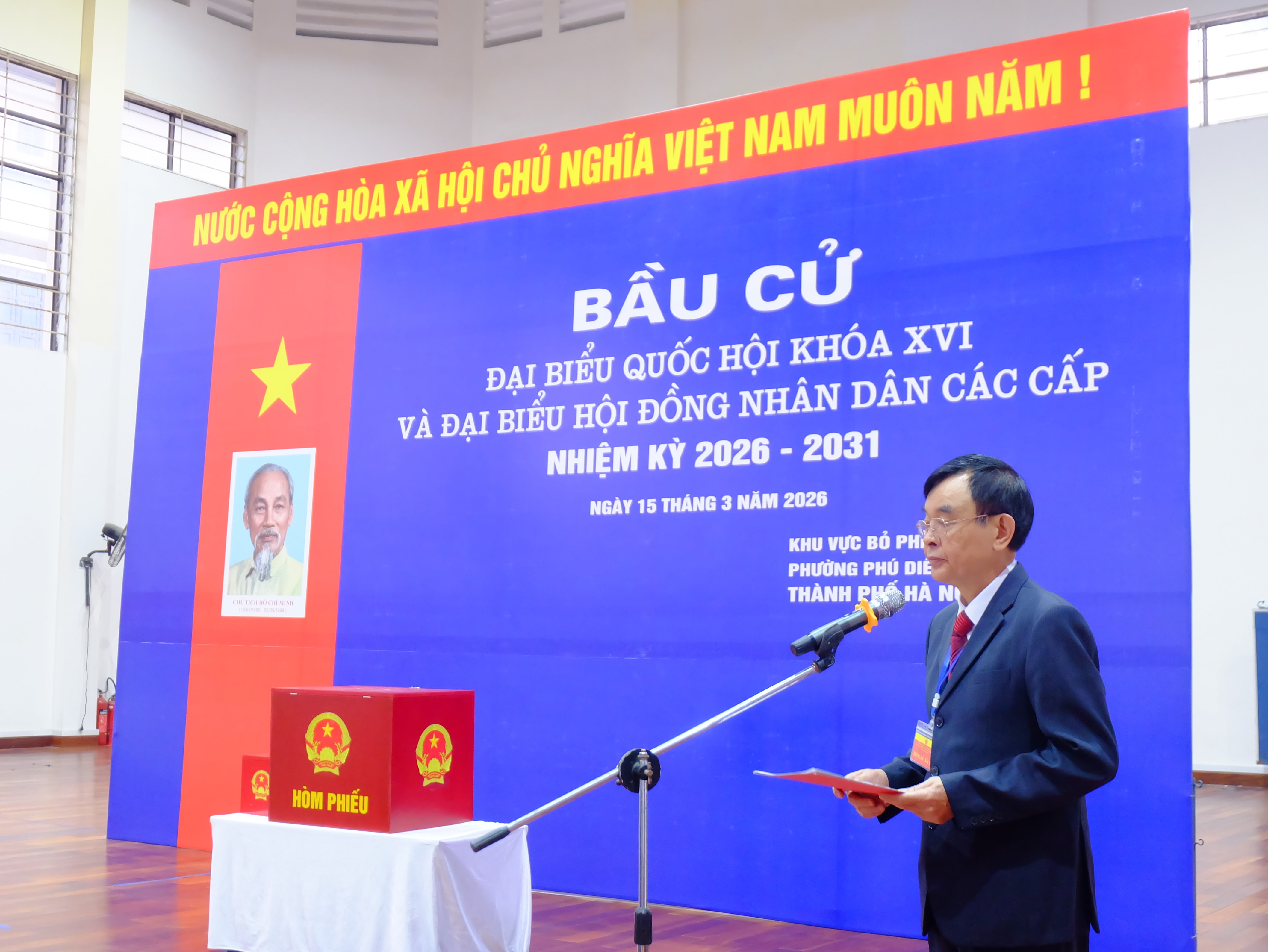 Tổ trưởng Tổ bầu cử khu vực bỏ phiếu số 23 phường Phú Diễn Nguyễn Năng Hùng phát biểu khai mạc